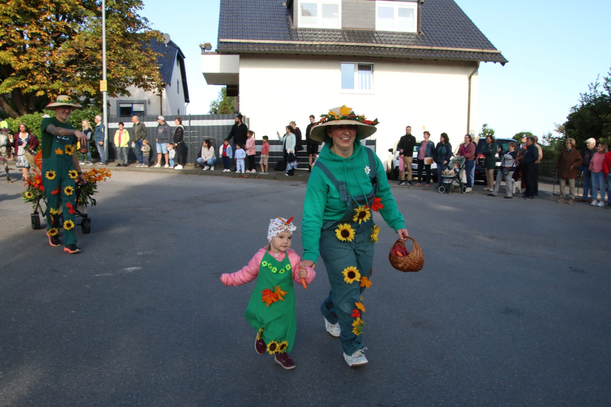 Teilnehmer in Sonnenblumenkostümen beim Erntedankzug Walheim 2026.