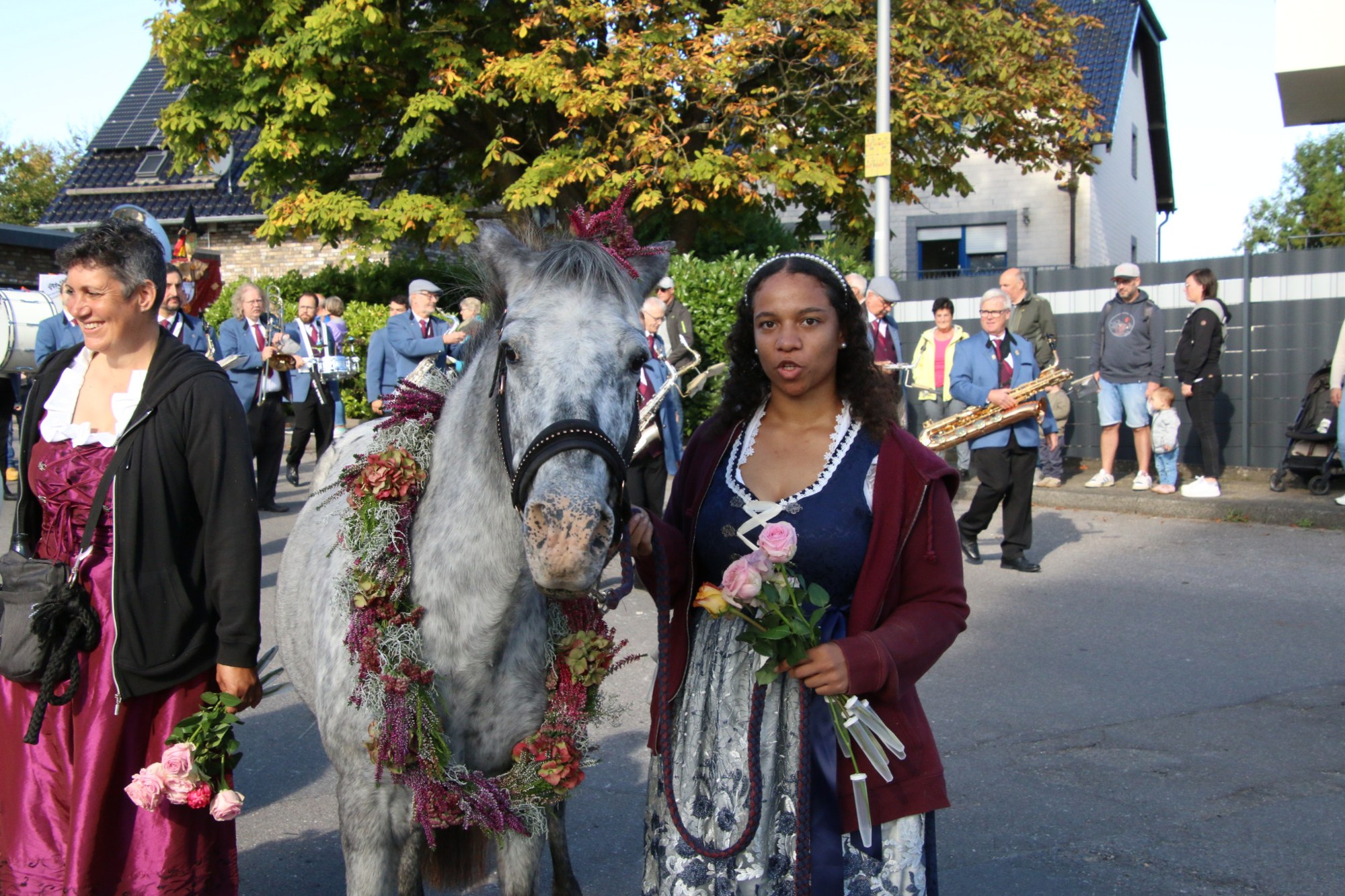 Geschmücktes Pferd mit Begleitung beim Erntedankzug Walheim 2026.
