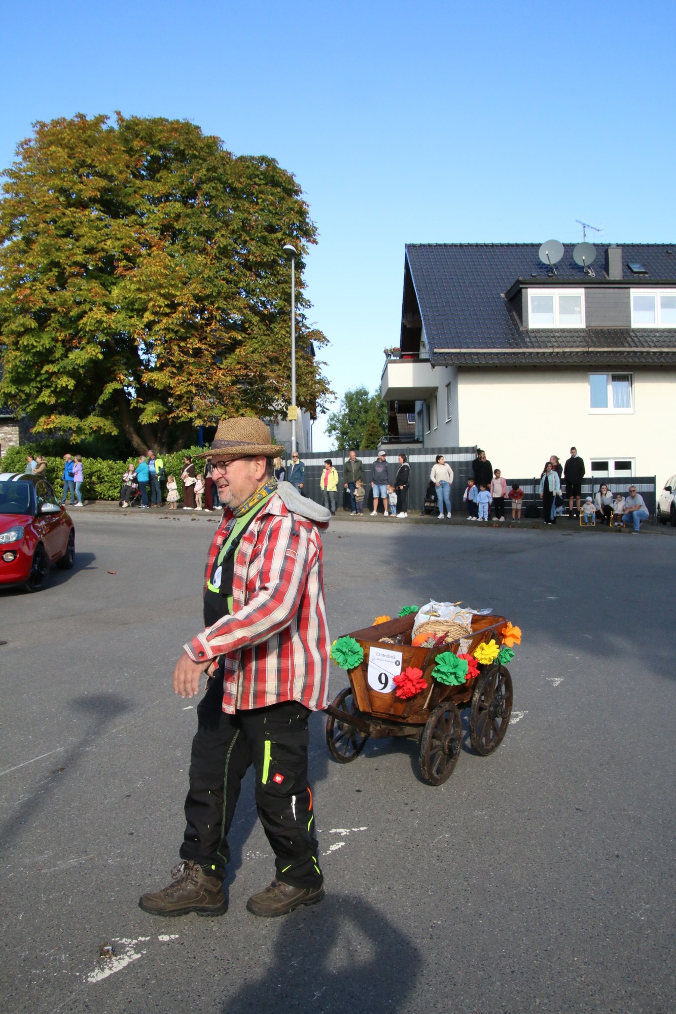 Teilnehmer mit kleinem Handwagen beim Erntedankzug Walheim 2026.