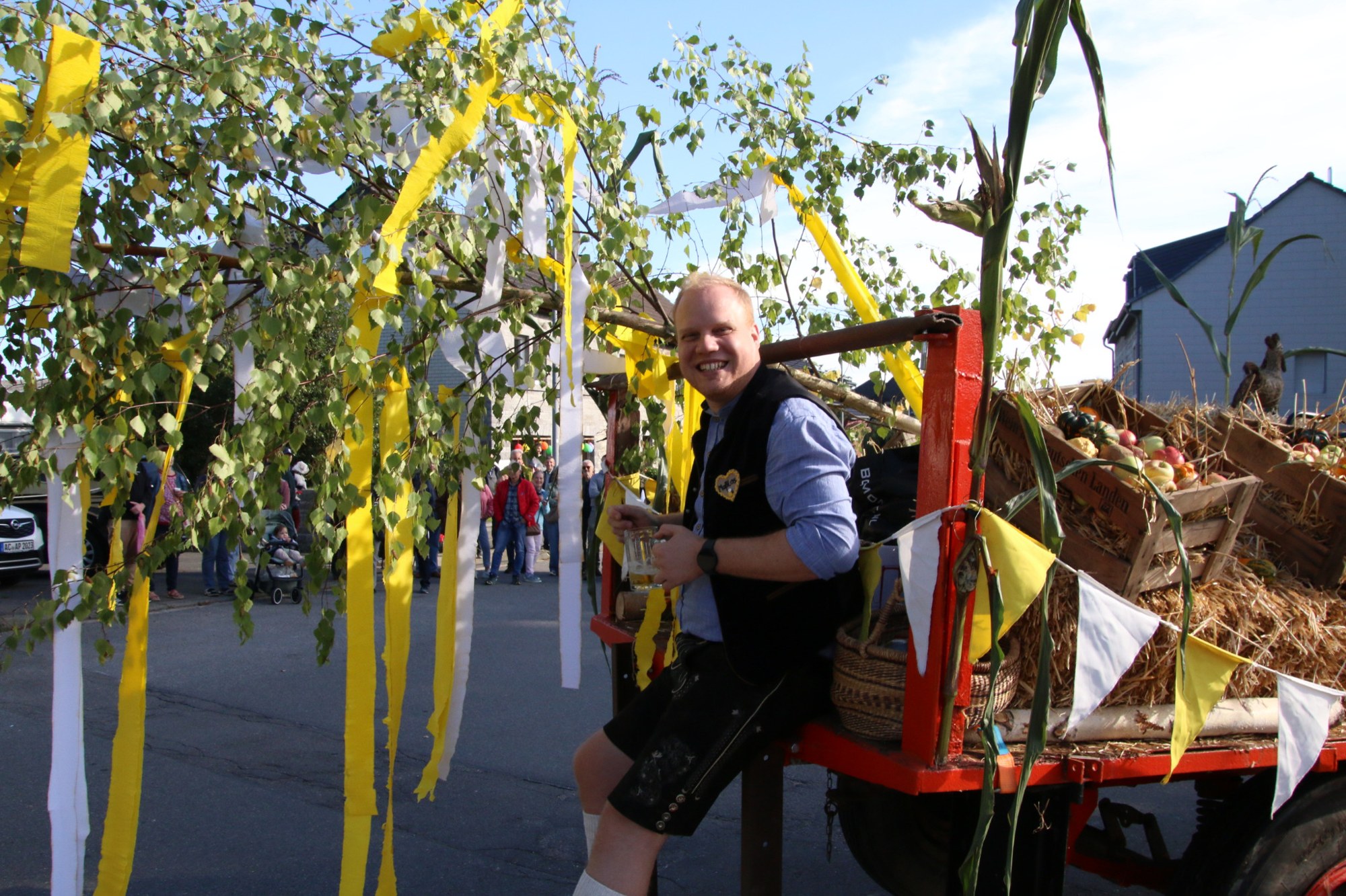 Teilnehmer neben einem Festwagen beim Erntedankzug Walheim 2026.