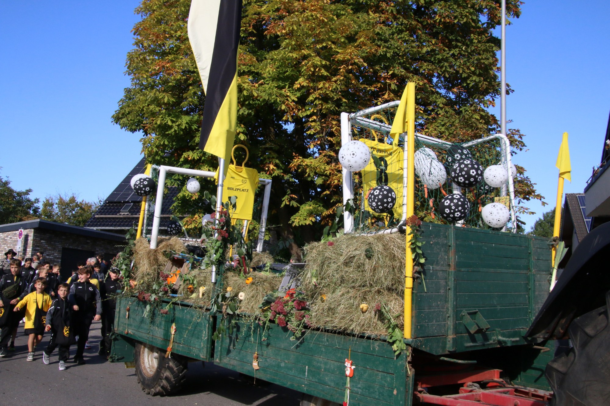 Festwagen mit FC-Walheim-Fahne und Stroh beim Erntedankzug Walheim 2026.