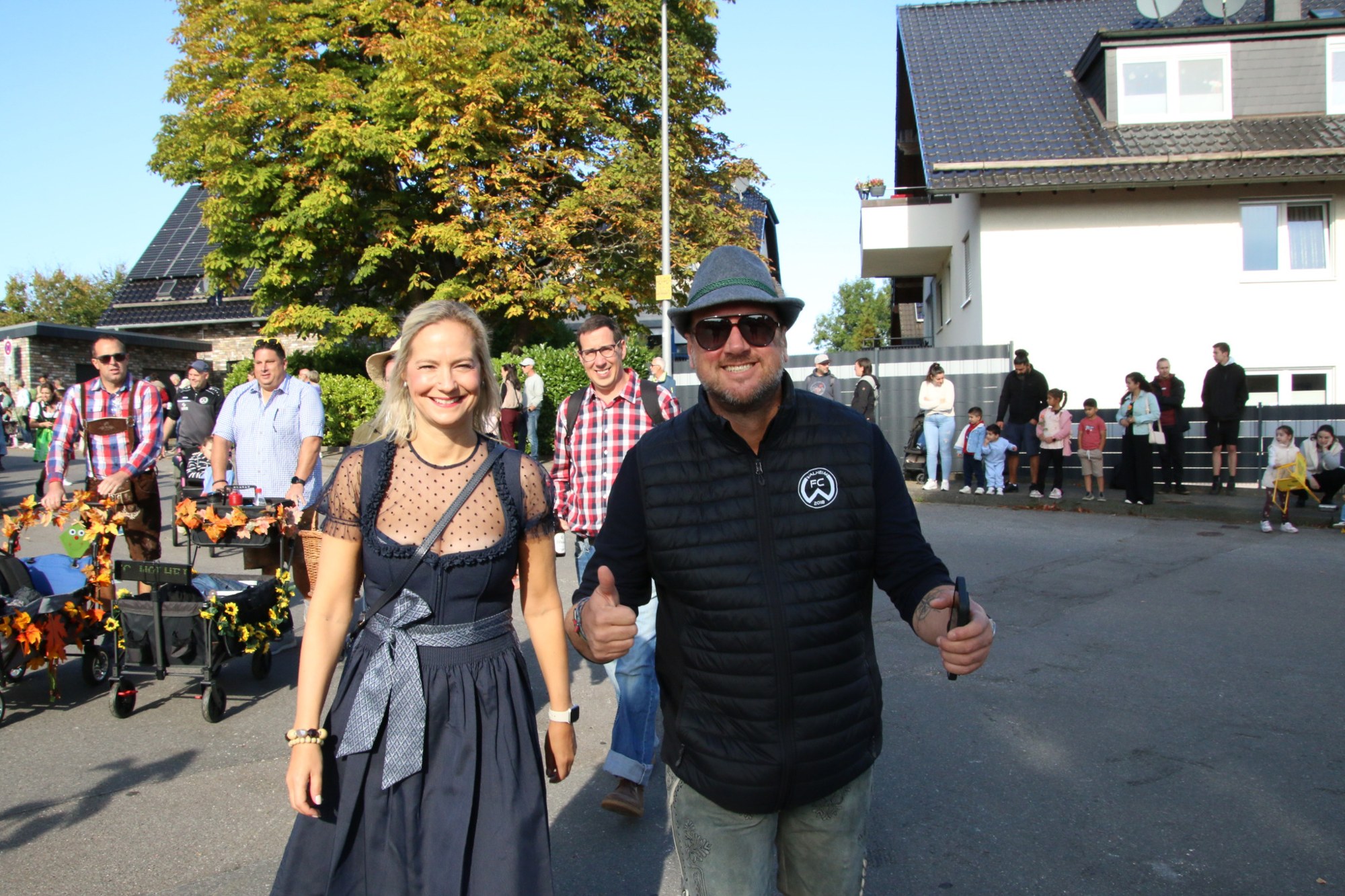 Zwei Teilnehmer auf der Zugstrecke beim Erntedankzug Walheim 2026.