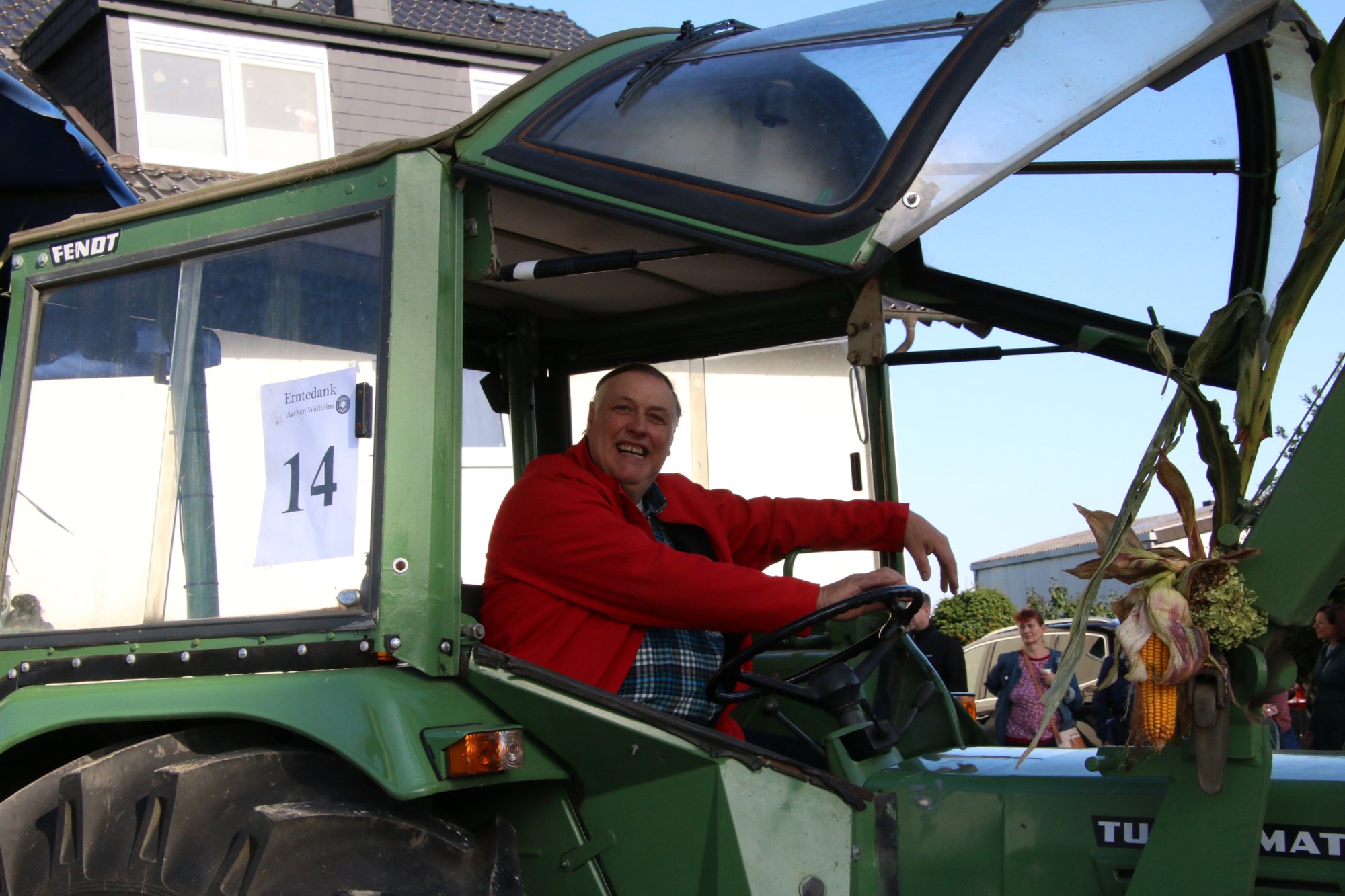 Traktorfahrer in der Kabine beim Erntedankzug Walheim 2026.