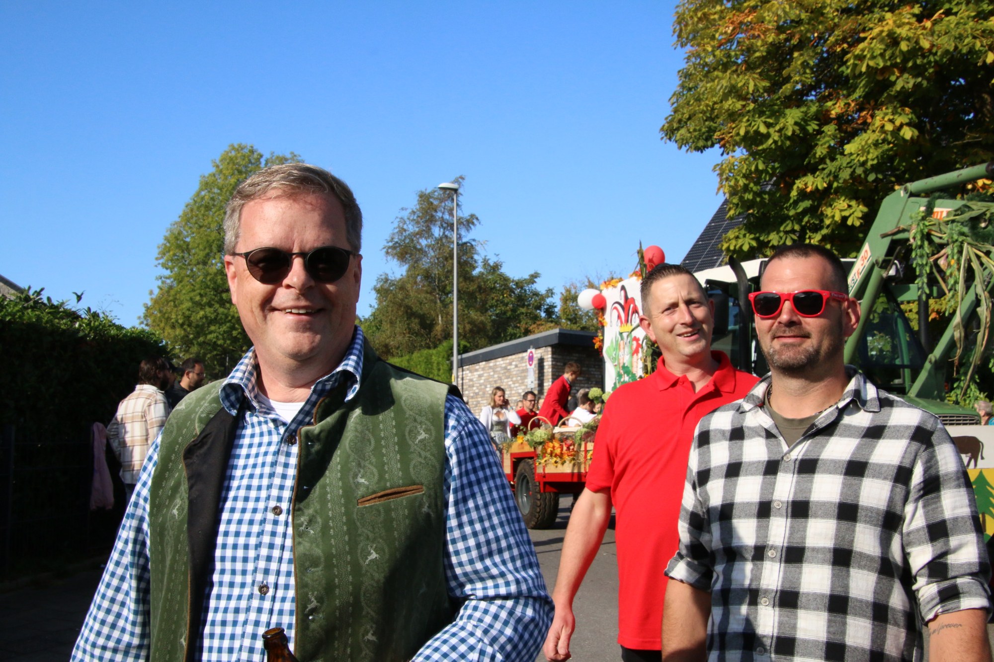 Teilnehmer in Westen und karierten Hemden beim Erntedankzug Walheim 2026.