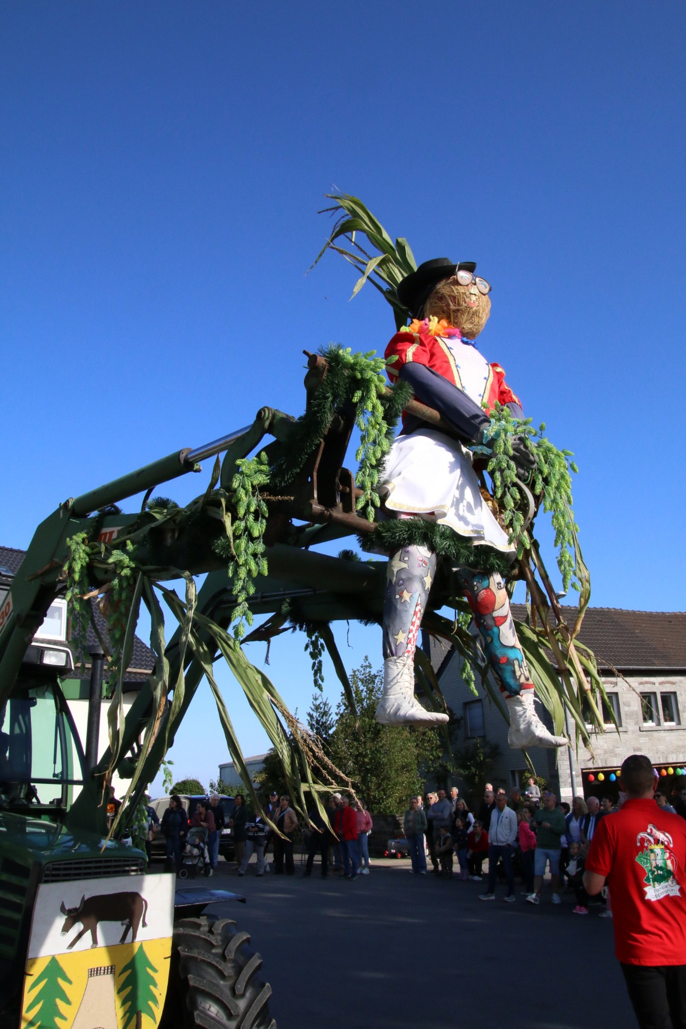 Dekorative Figur über einem Festwagen beim Erntedankzug Walheim 2026.