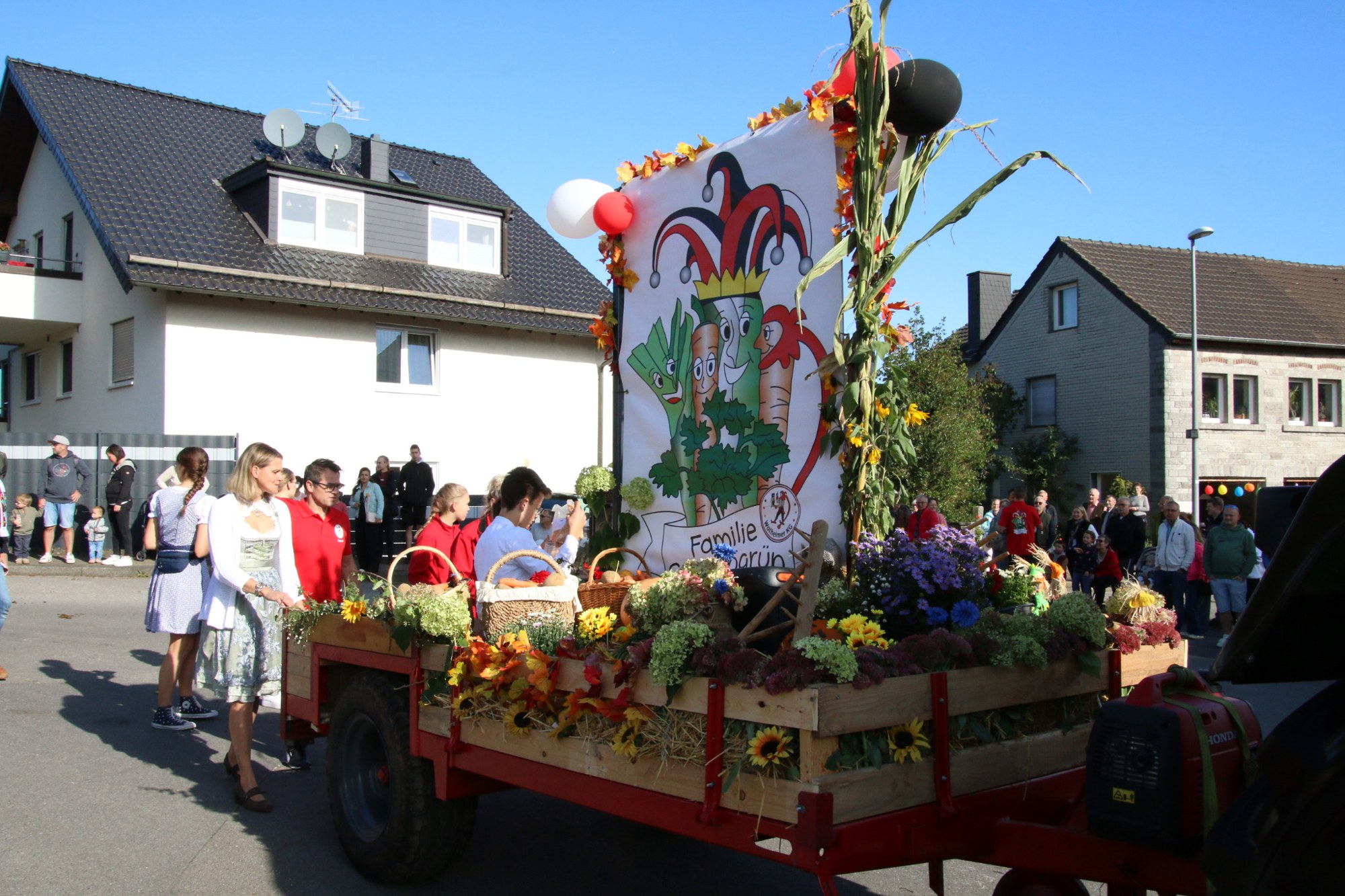 Bunter Festwagen mit Ernteschmuck beim Erntedankzug Walheim 2026.
