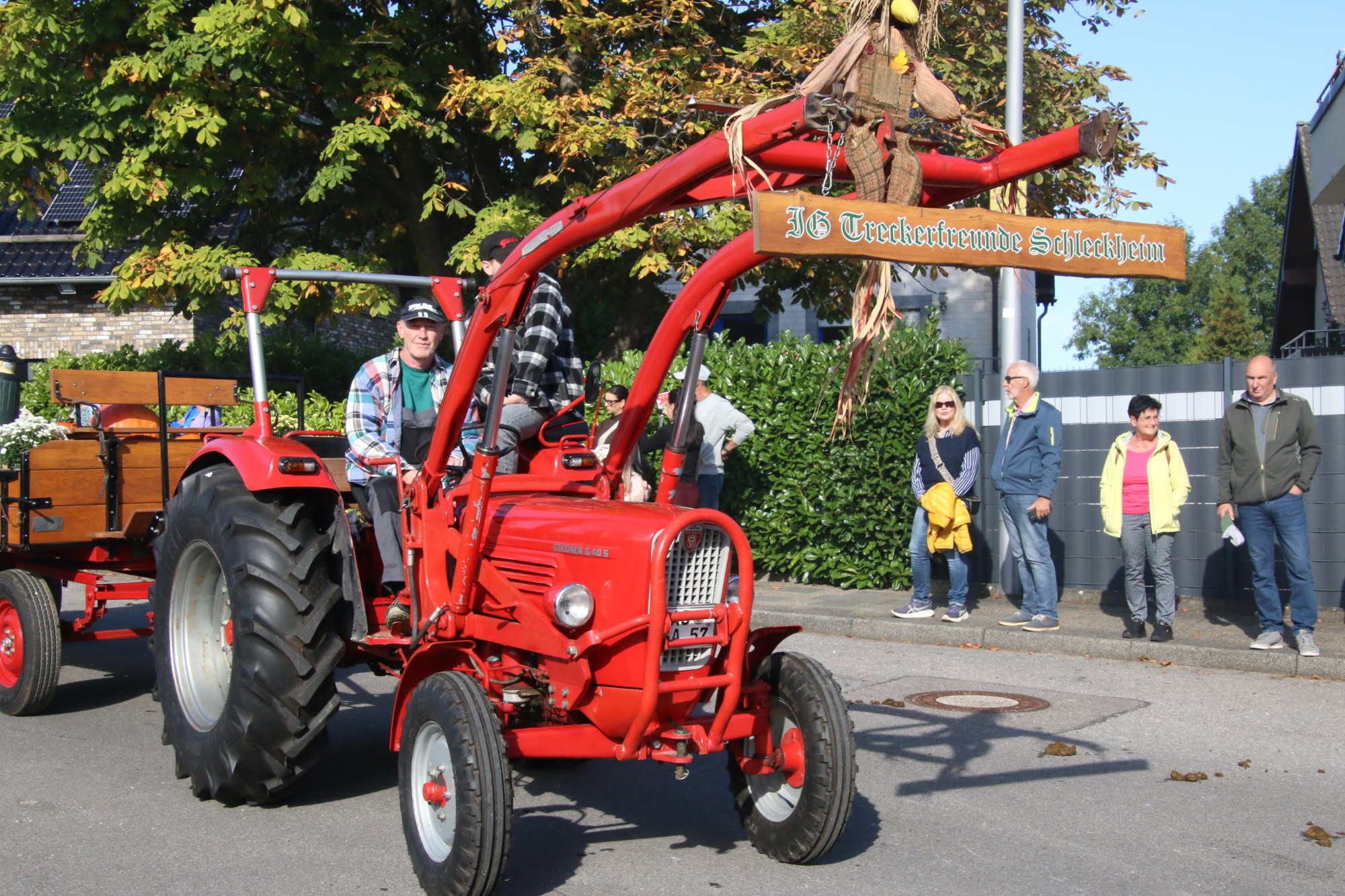 Geschmückter roter Traktor vor Zuschauern beim Erntedankzug Walheim 2026.