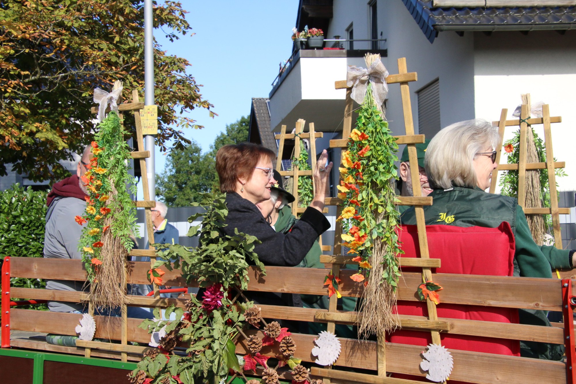 Teilnehmerin auf einem Festwagen beim Erntedankzug Walheim 2026.