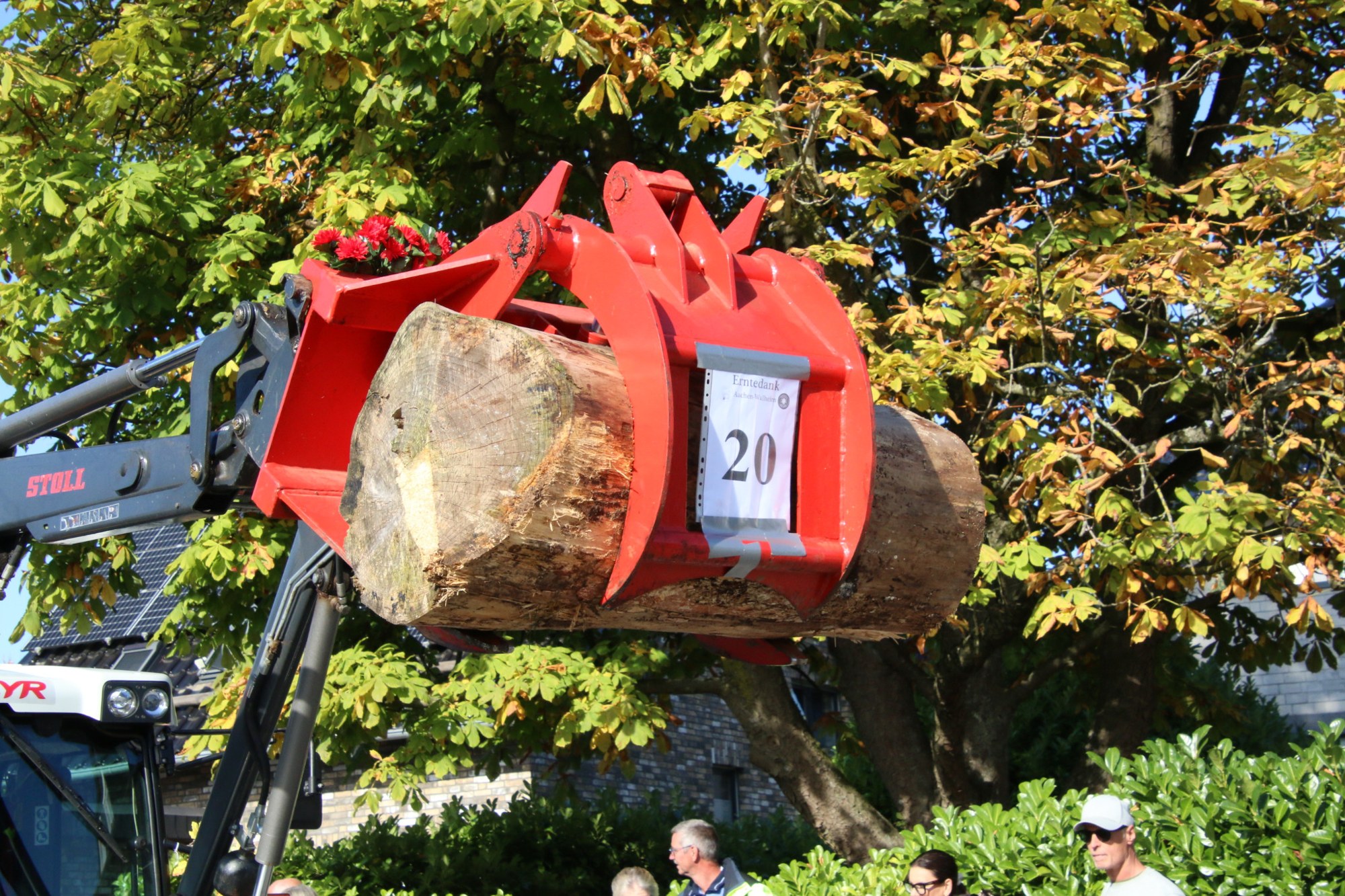 Strohballen am erhobenen Frontlader beim Erntedankzug Walheim 2026.