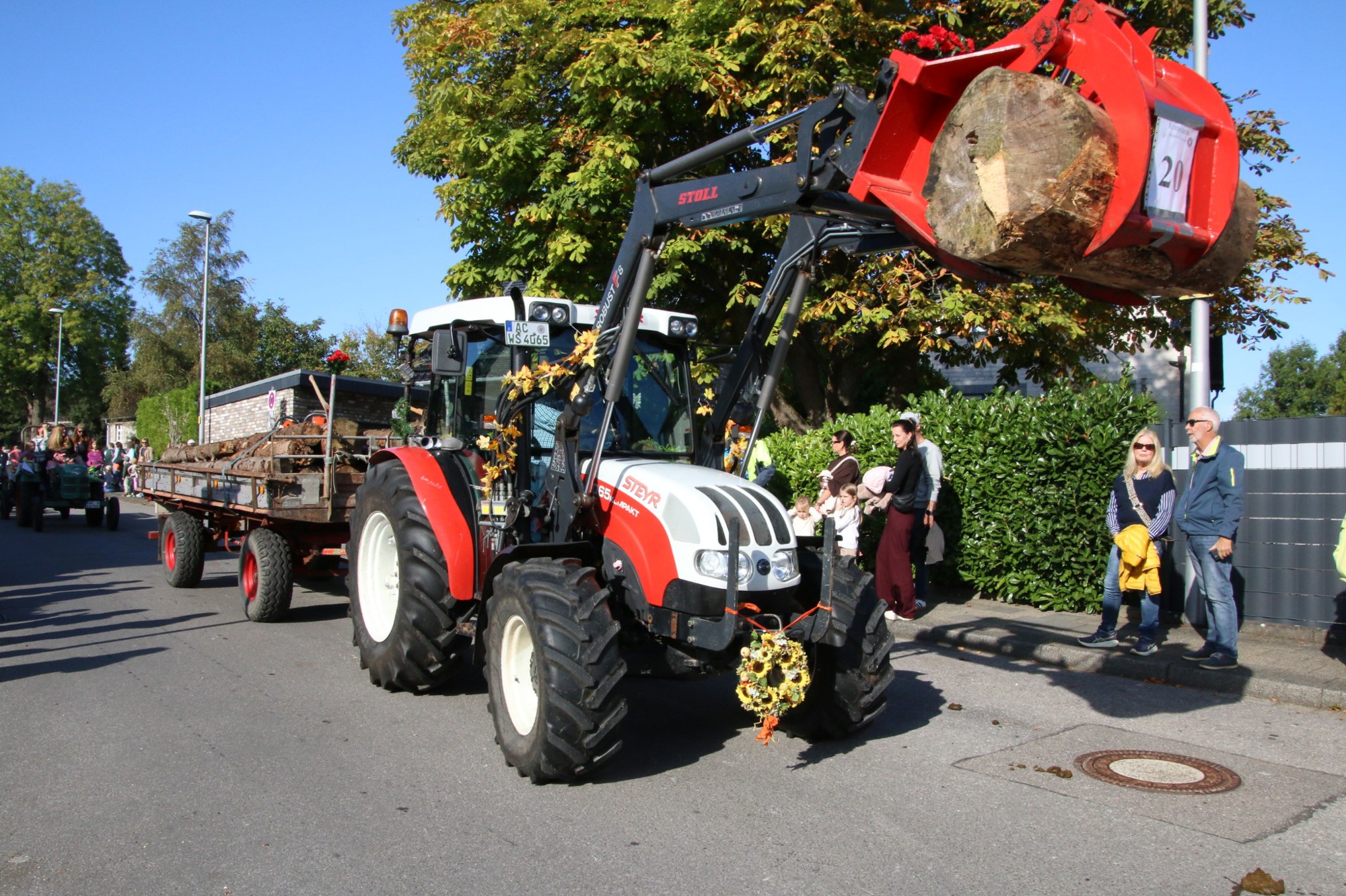 Traktor mit Strohballen im Frontlader beim Erntedankzug Walheim 2026.