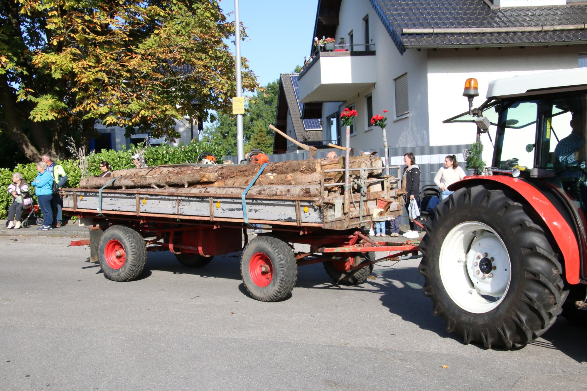 Traktor mit flachem Anhänger beim Erntedankzug Walheim 2026.