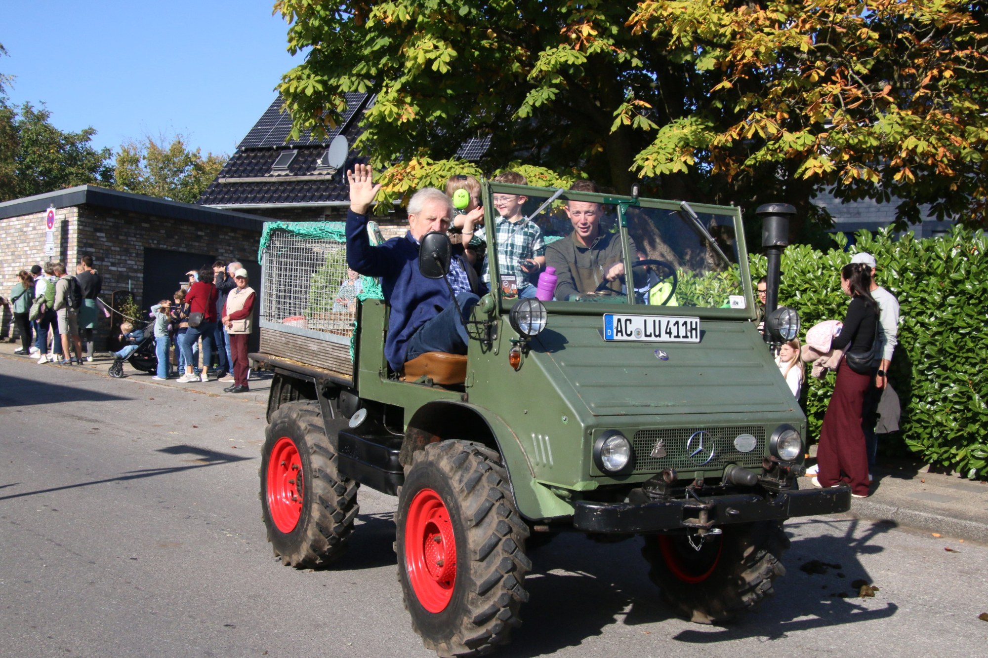 Teilnehmer auf einem kleinen Nutzfahrzeug beim Erntedankzug Walheim 2026.