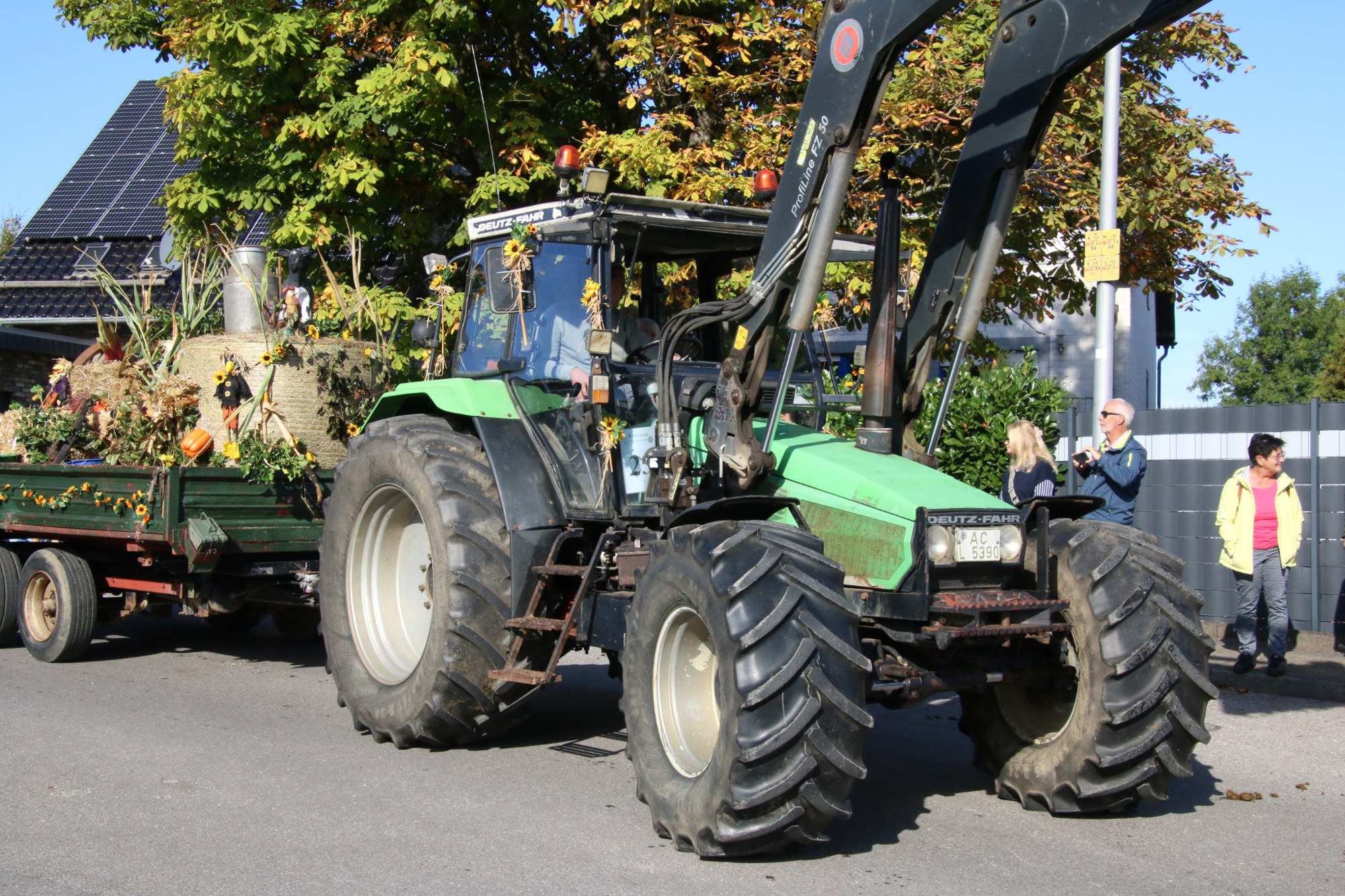 Großer Traktor vor einem Erntewagen beim Erntedankzug Walheim 2026.