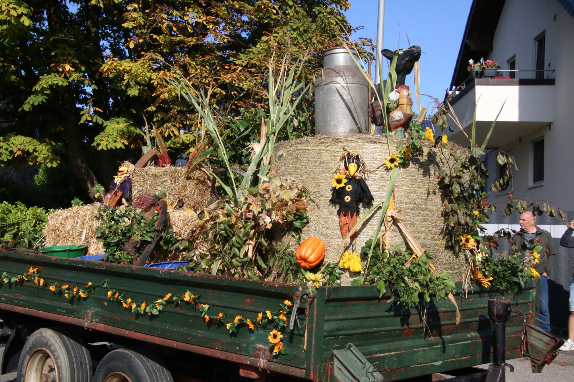 Erntewagen mit Milchkanne und Dekoration beim Erntedankzug Walheim 2026.