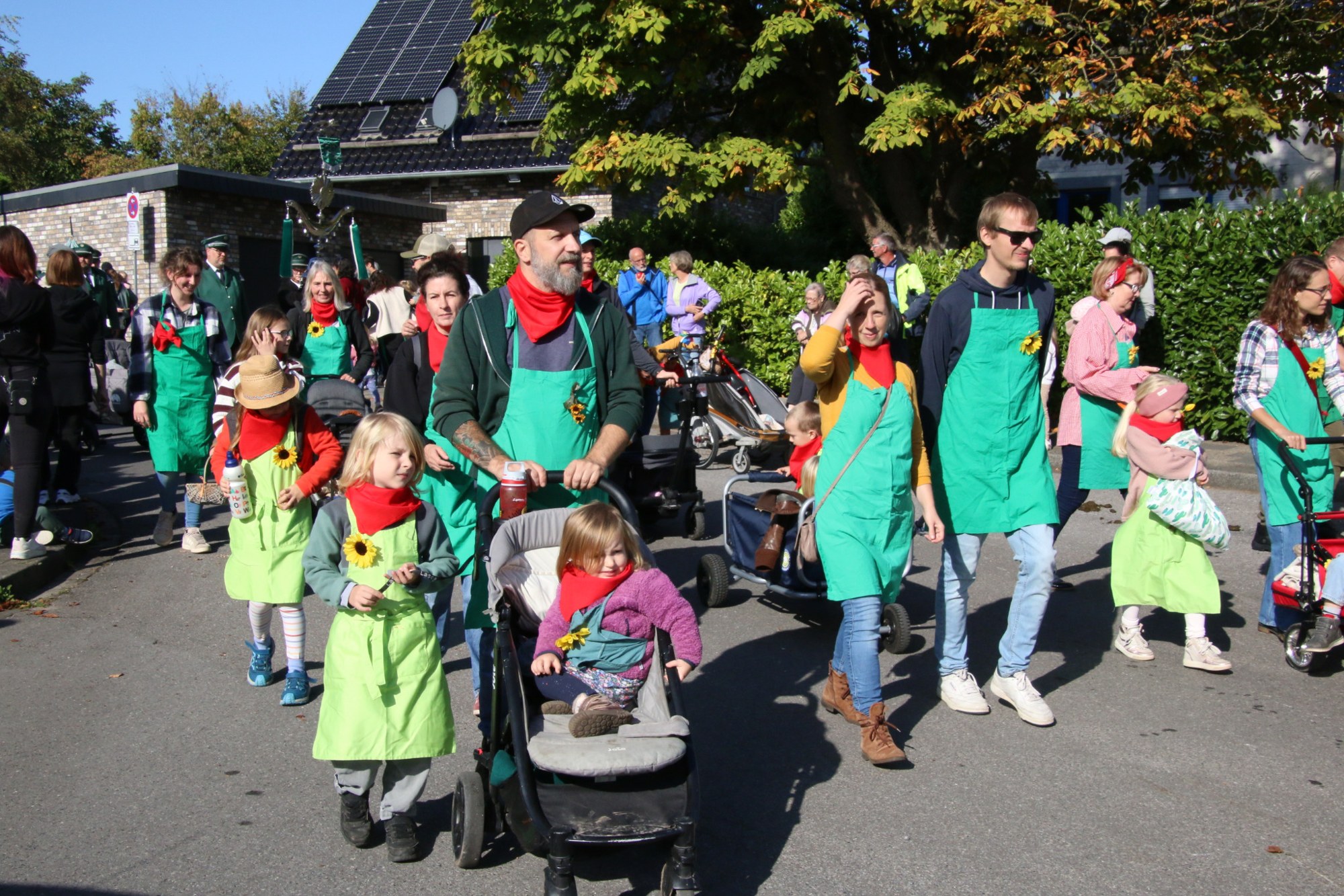 Familiengruppe mit Kinderwagen beim Erntedankzug Walheim 2026.