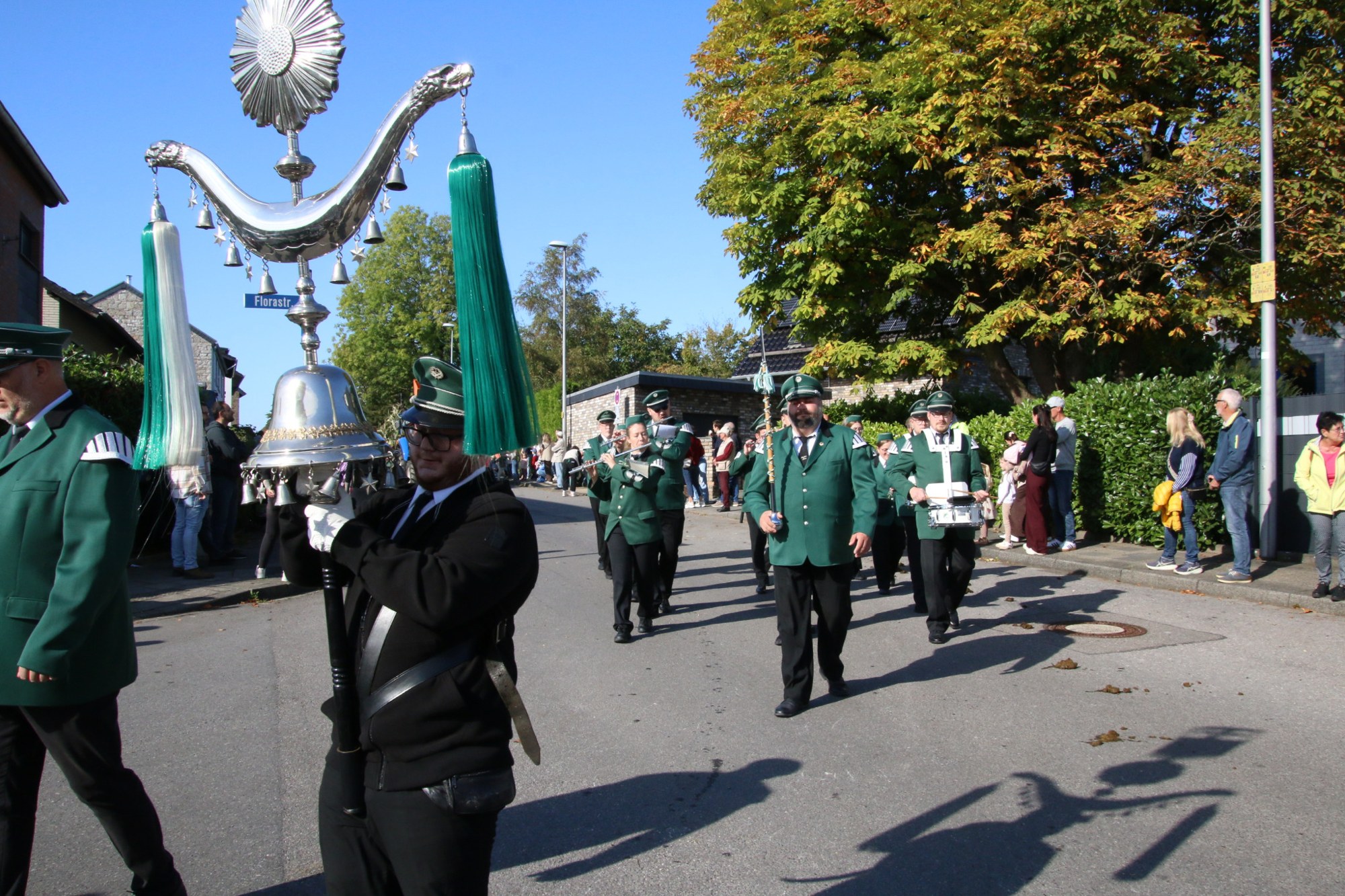 Teilnehmer mit großem dekorativem Stab beim Erntedankzug Walheim 2026.