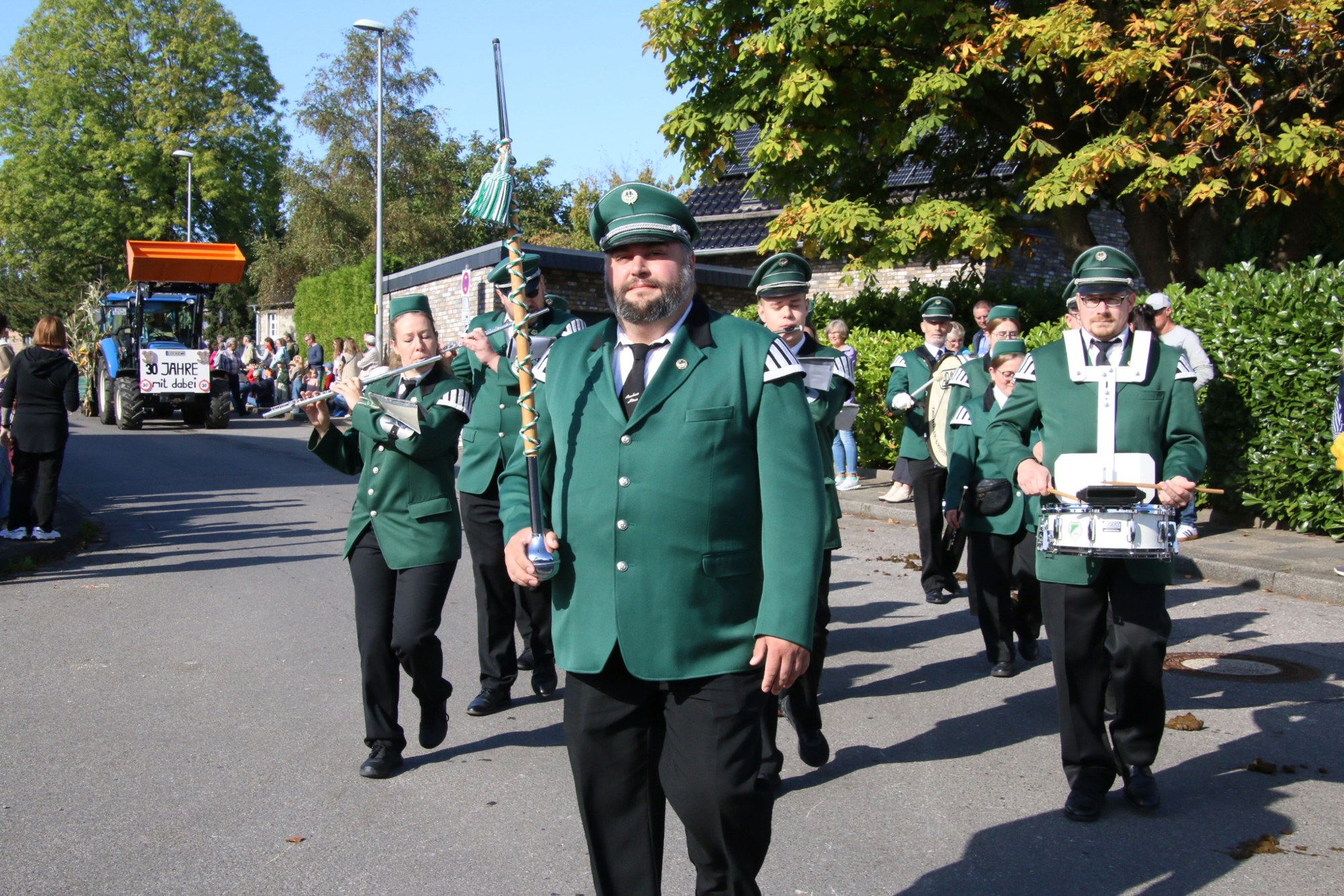 Musikgruppe in grünen Uniformen beim Erntedankzug Walheim 2026.