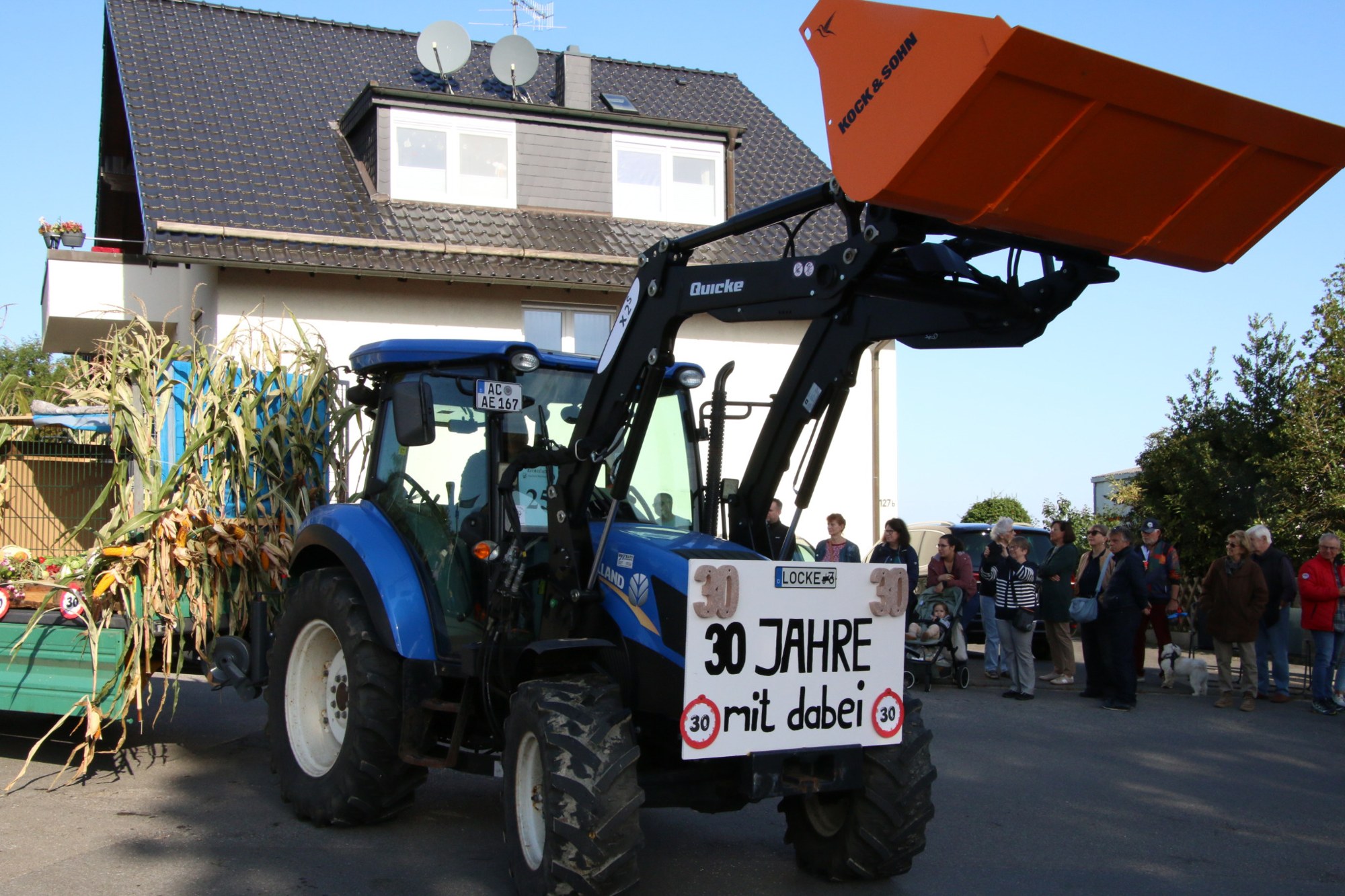Traktor mit Schild und Ernteschmuck beim Erntedankzug Walheim 2026.