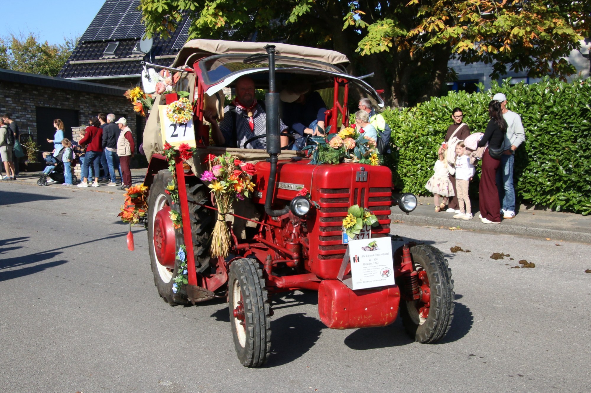 Geschmückter roter Traktor von vorne beim Erntedankzug Walheim 2026.