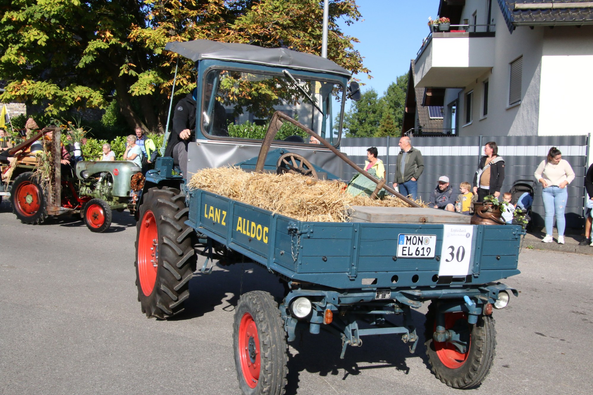 Blauer Erntewagen mit Stroh beim Erntedankzug Walheim 2026.