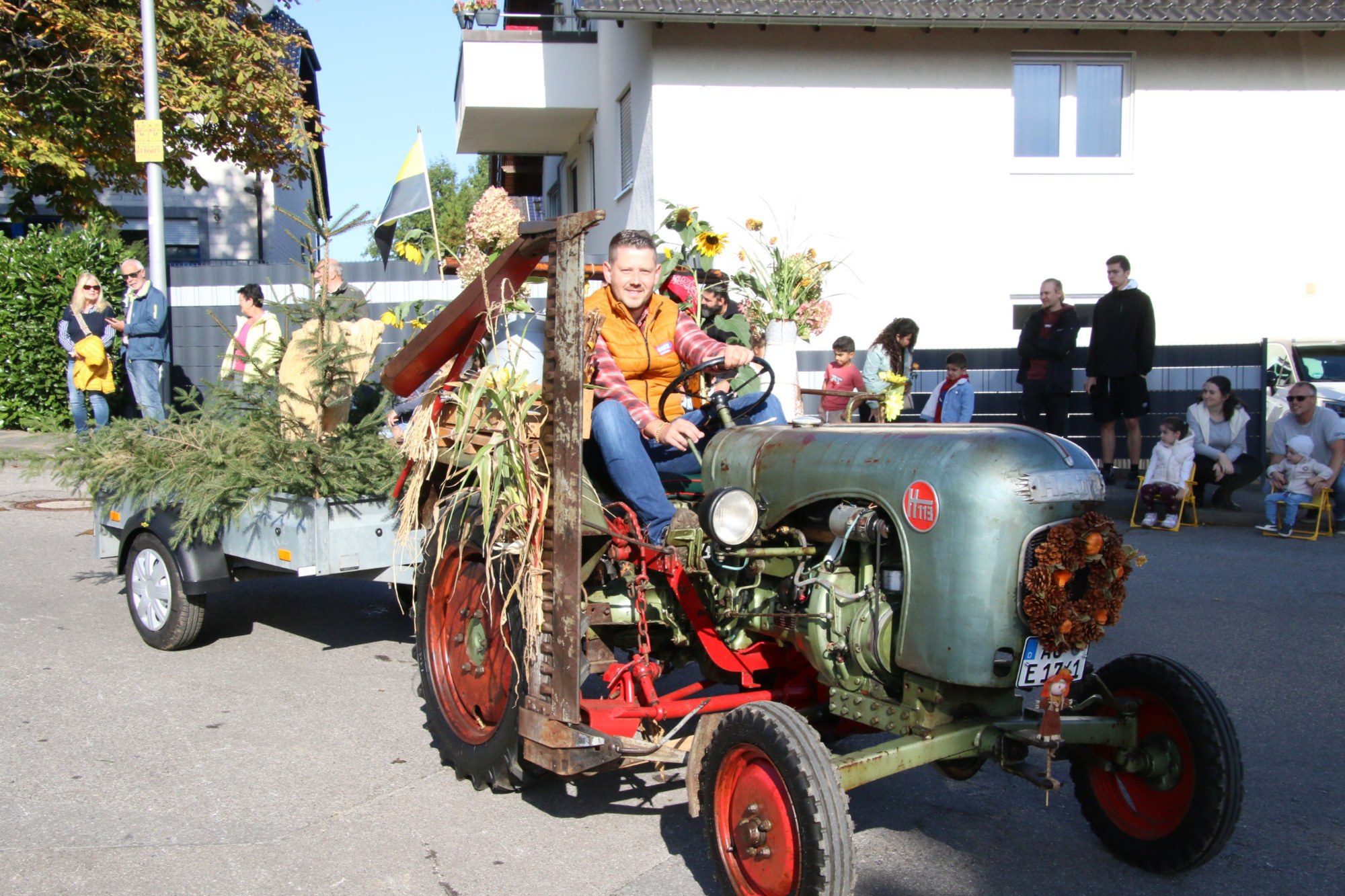 Historischer Traktor mit Blumenschmuck beim Erntedankzug Walheim 2026.
