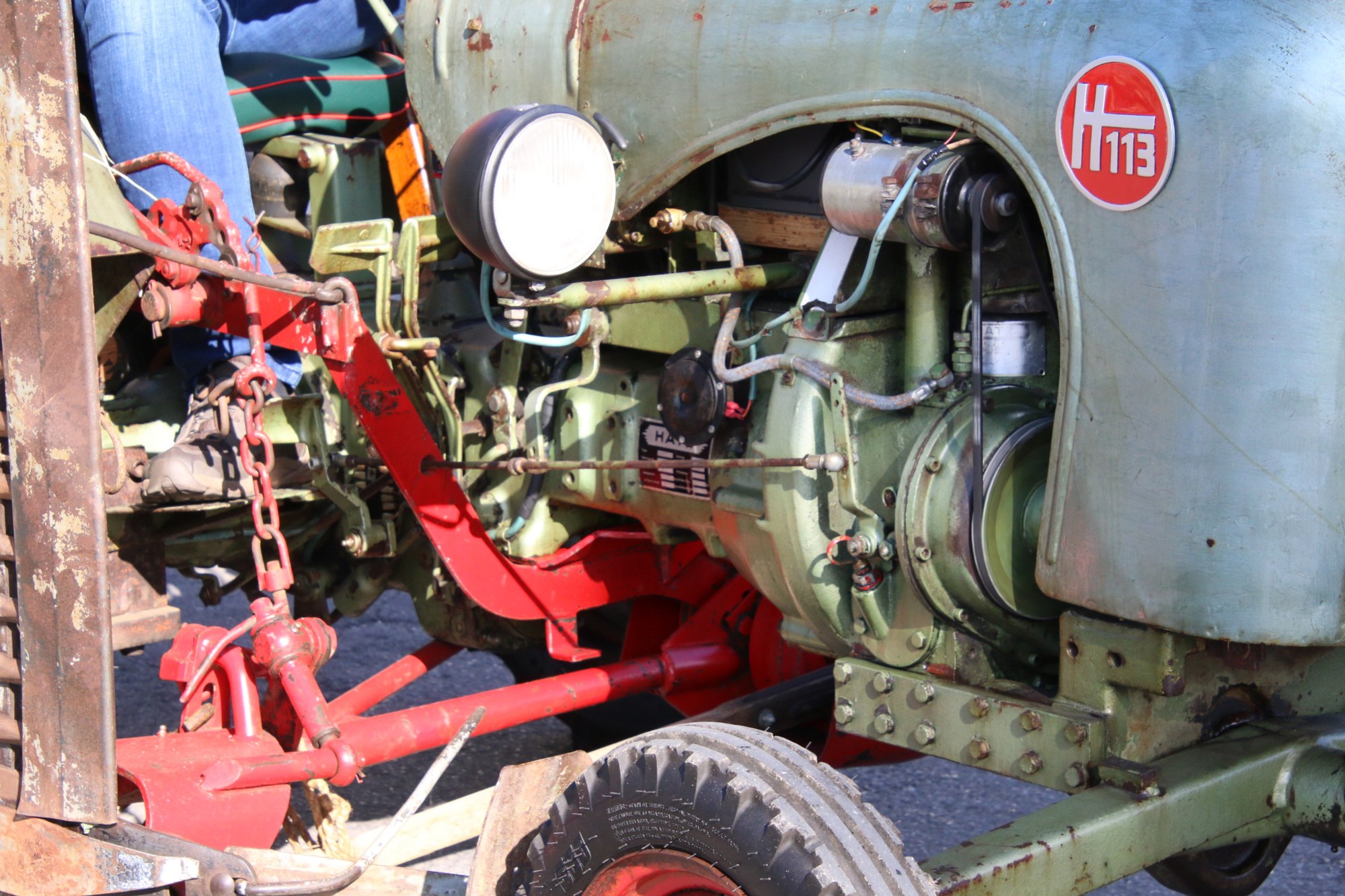 Detail eines historischen Traktors beim Erntedankzug Walheim 2026.