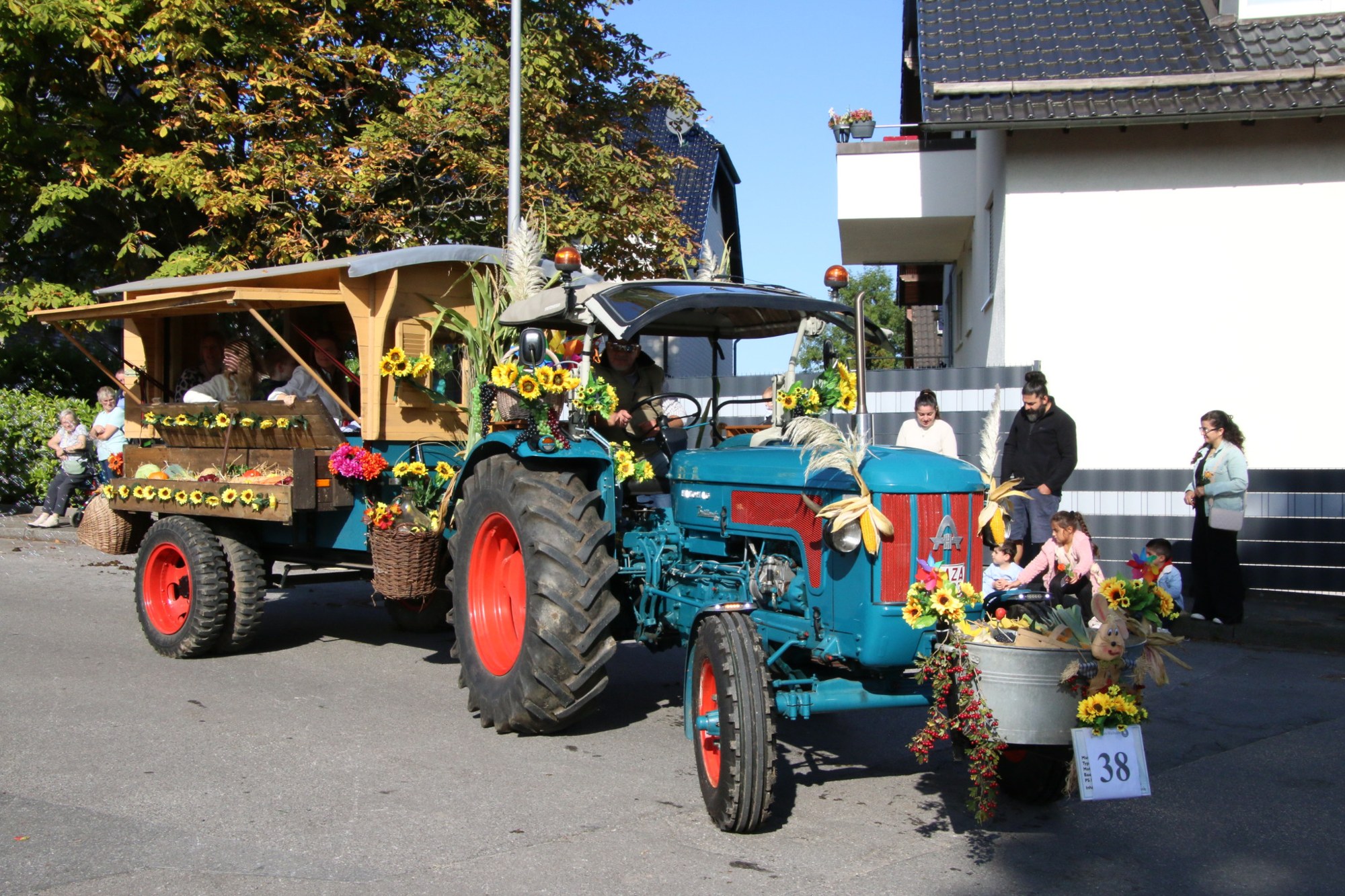 Traktor mit hölzernem Festwagen beim Erntedankzug Walheim 2026.