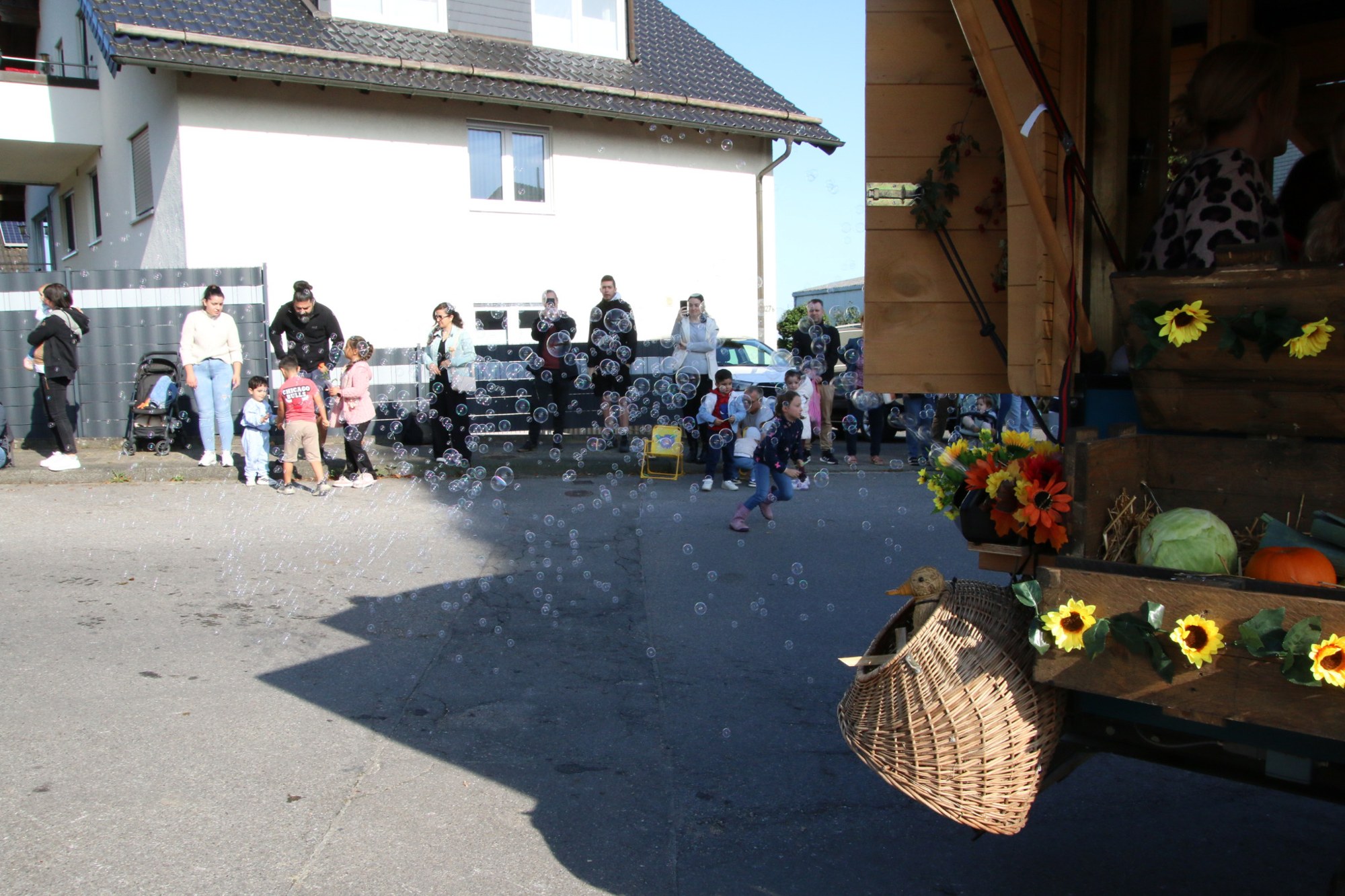 Detail eines hölzernen Festwagens beim Erntedankzug Walheim 2026.