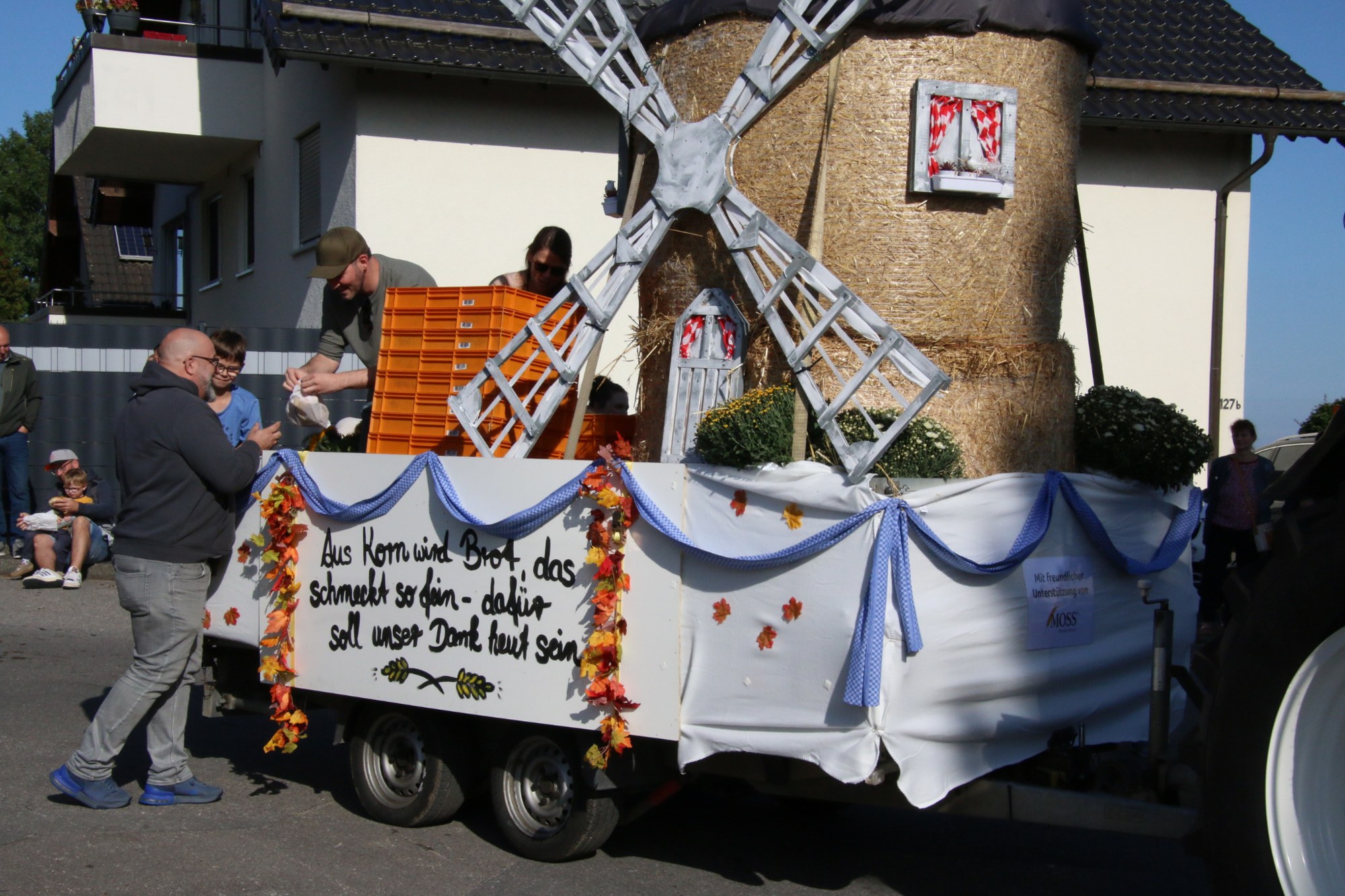 Windmühle auf einem Erntewagen beim Erntedankzug Walheim 2026.
