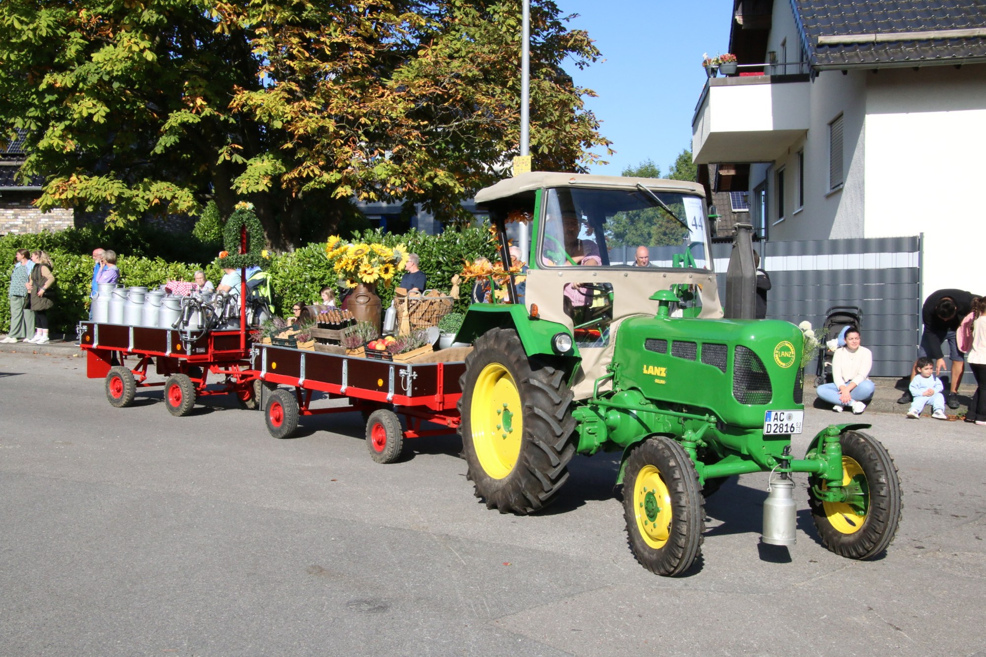 Grüner Traktor vor Publikum beim Erntedankzug Walheim 2026.
