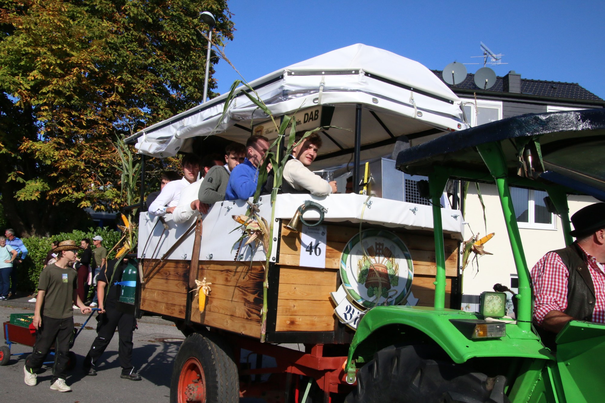 Teilnehmer im überdachten Festwagen beim Erntedankzug Walheim 2026.