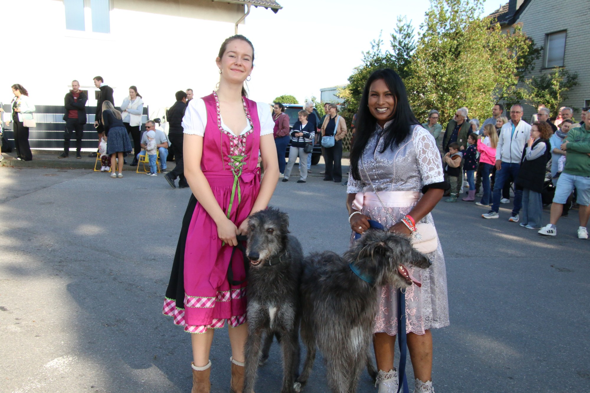 Zwei Teilnehmerinnen mit Hund auf der Zugstrecke beim Erntedankzug Walheim 2026.