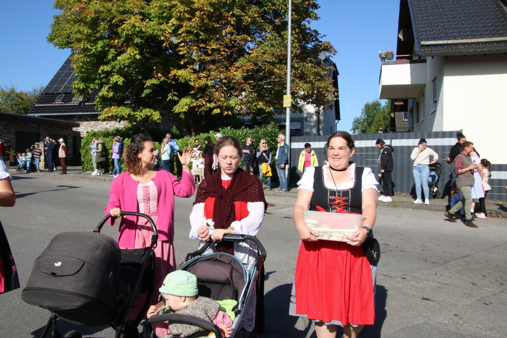 Teilnehmerinnen mit Kinderwagen beim Erntedankzug Walheim 2026.