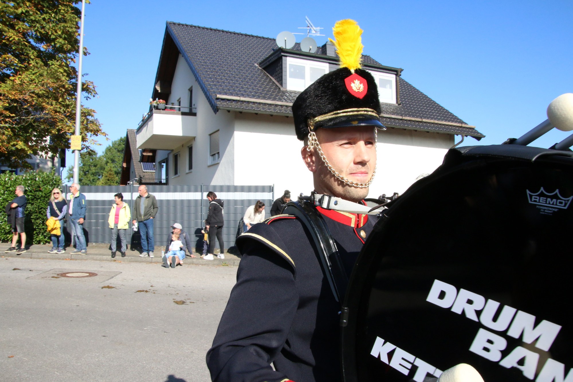 Musiker mit Drum-Corps-Schild beim Erntedankzug Walheim 2026.