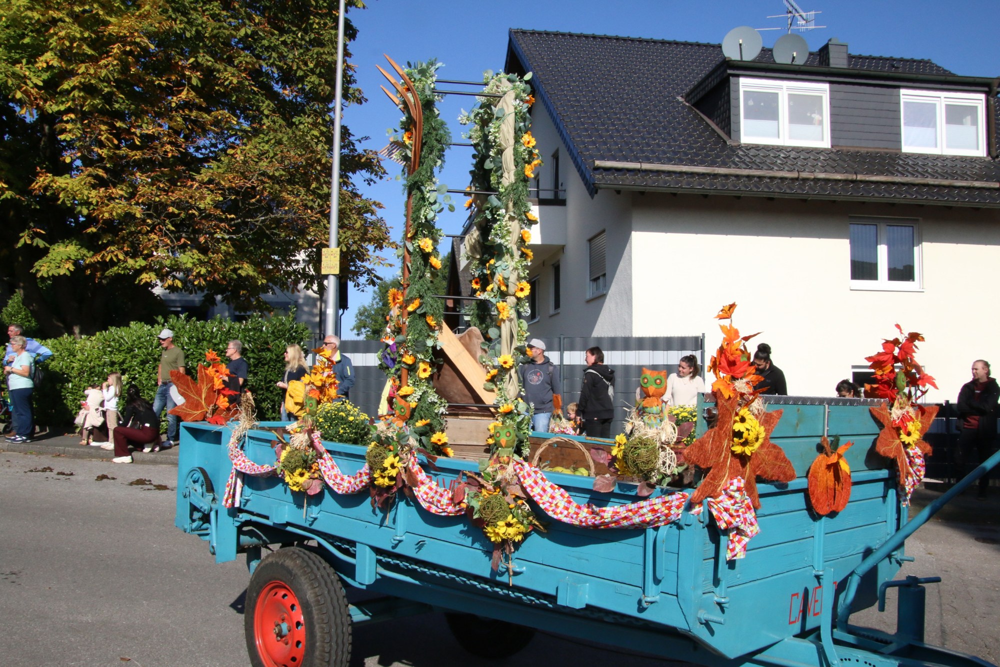 Blauer Erntewagen mit bunten Girlanden beim Erntedankzug Walheim 2026.