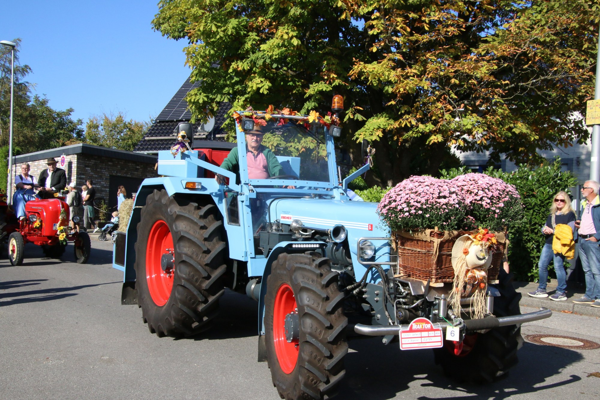 Blauer Traktor mit Blumendekoration beim Erntedankzug Walheim 2026.