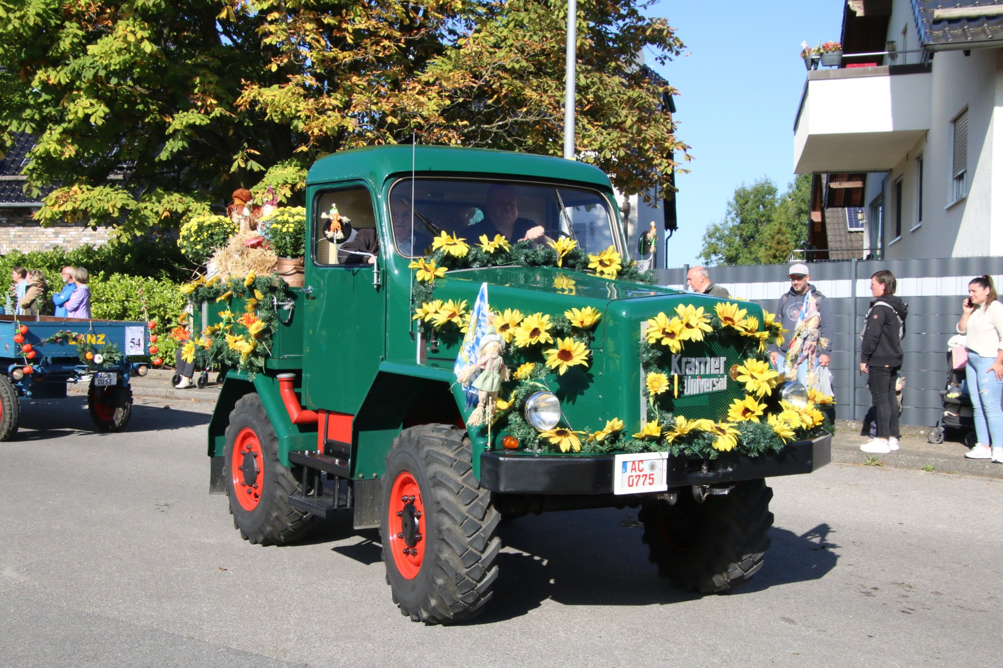 Grüner Wagen mit Sonnenblumen beim Erntedankzug Walheim 2026.