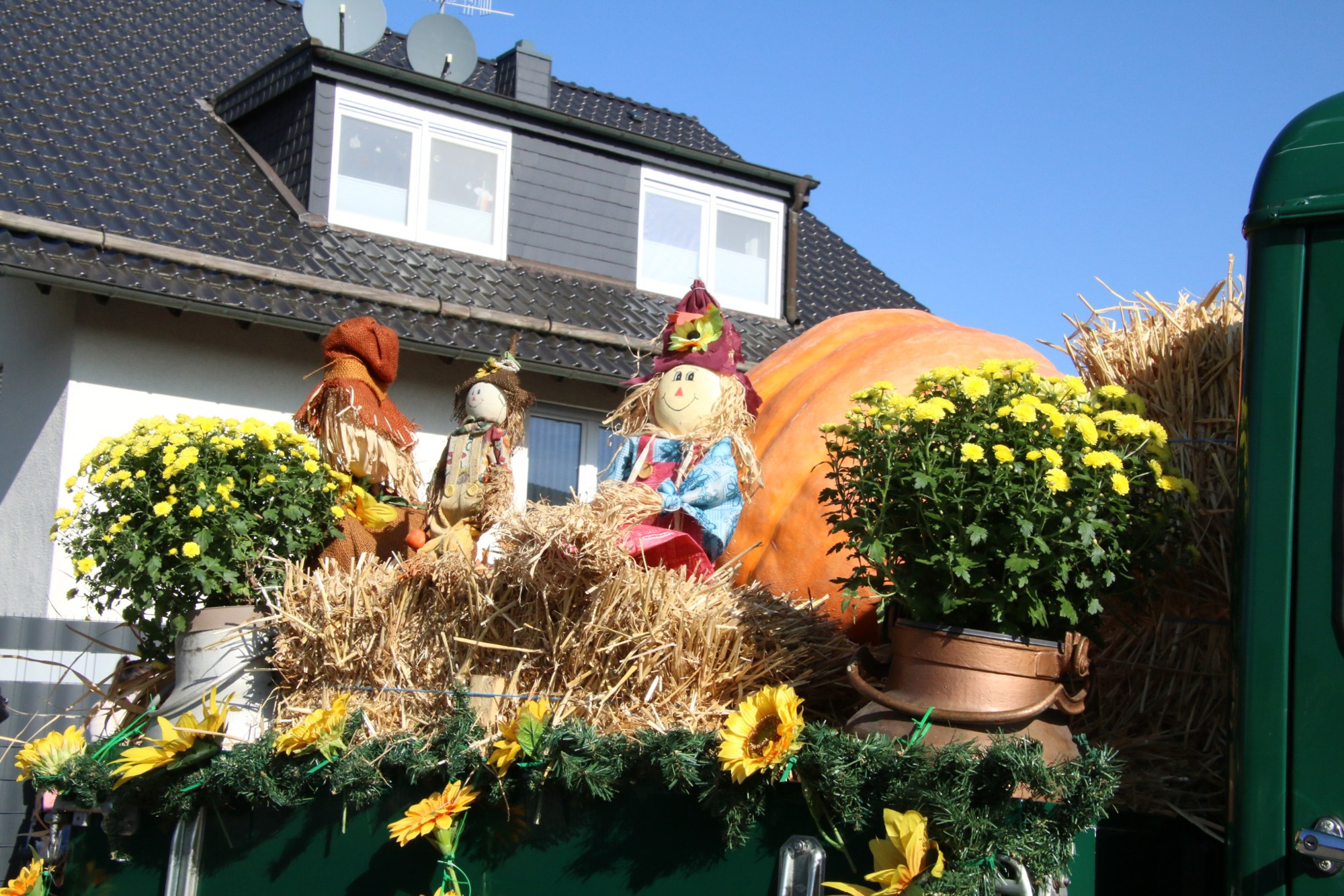 Kürbis und Stroh auf einem Festwagen beim Erntedankzug Walheim 2026.