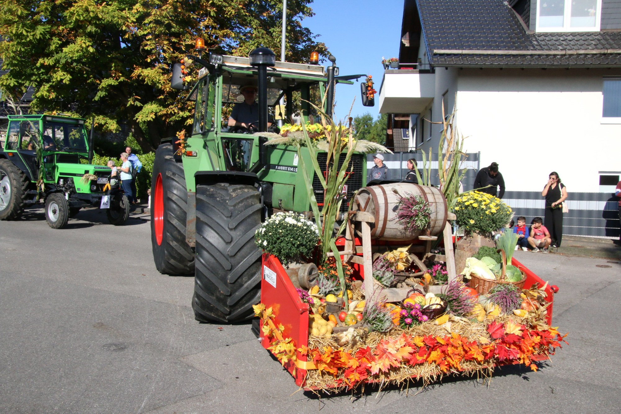 Erntegaben am Frontlader eines Traktors beim Erntedankzug Walheim 2026.
