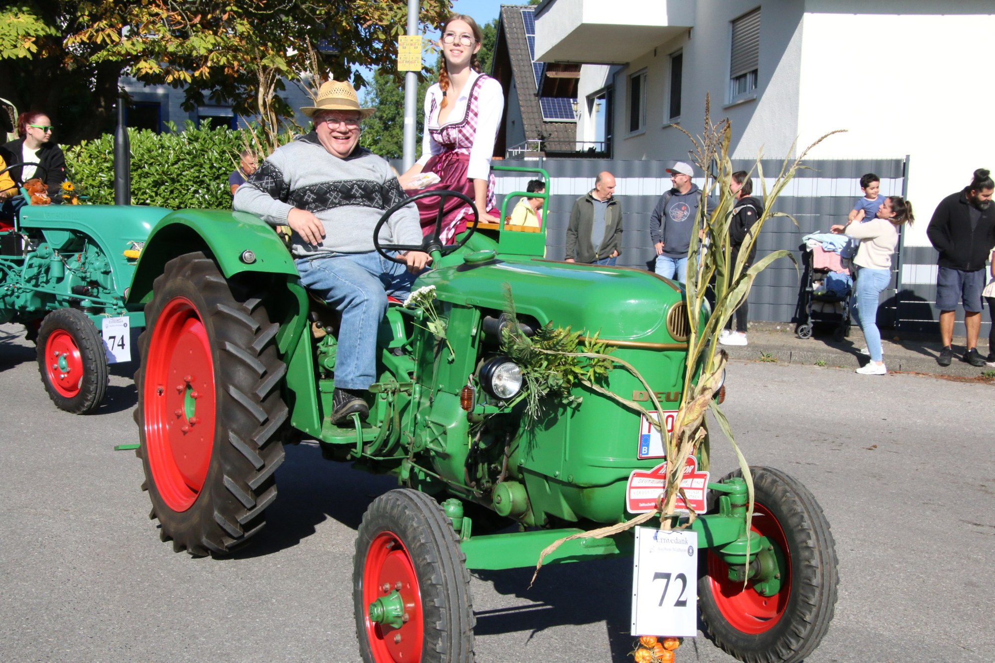 Teilnehmerin auf einem grünen Traktor beim Erntedankzug Walheim 2026.