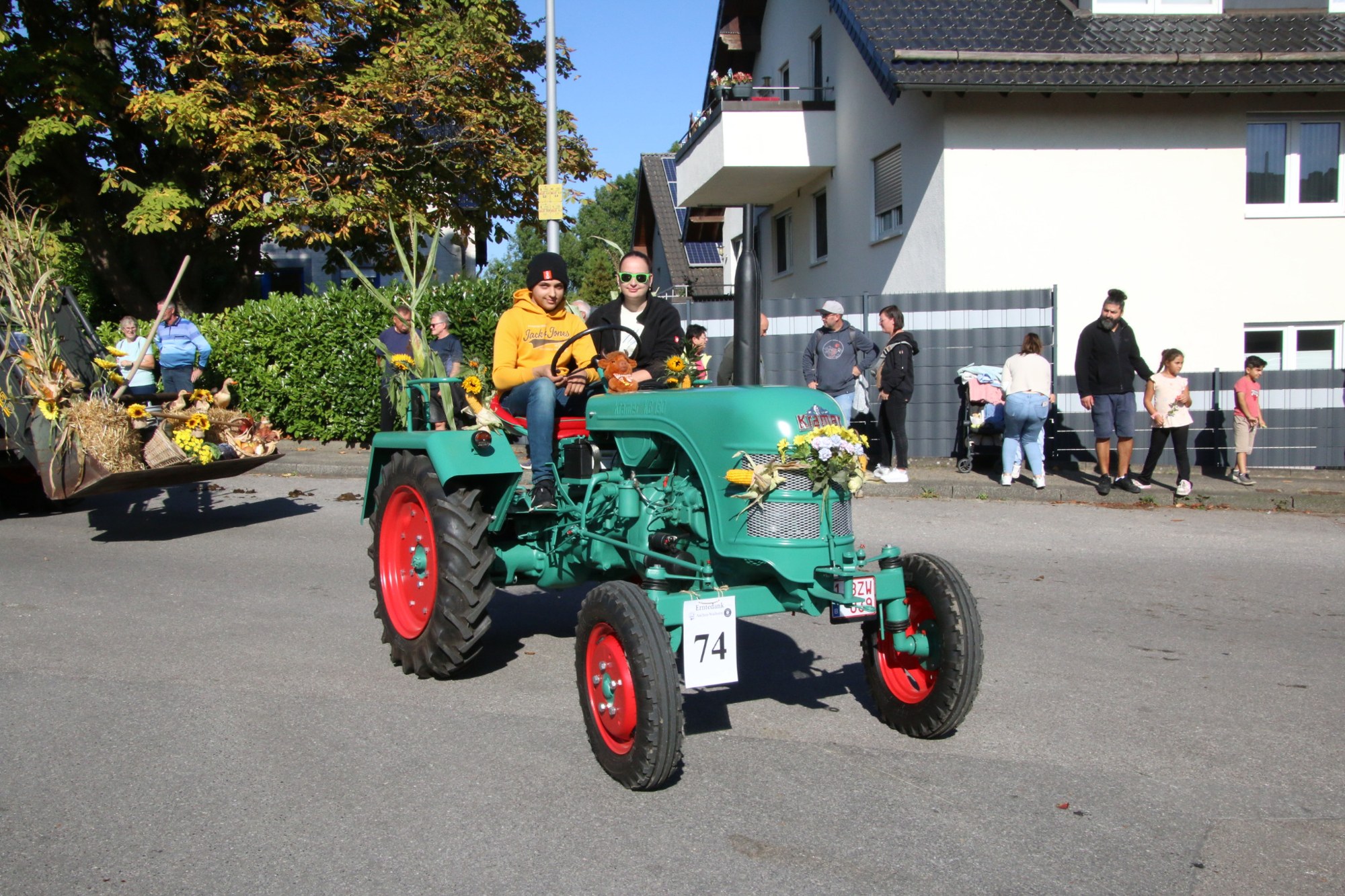 Grüner Oldtimertraktor auf der Zugstrecke beim Erntedankzug Walheim 2026.