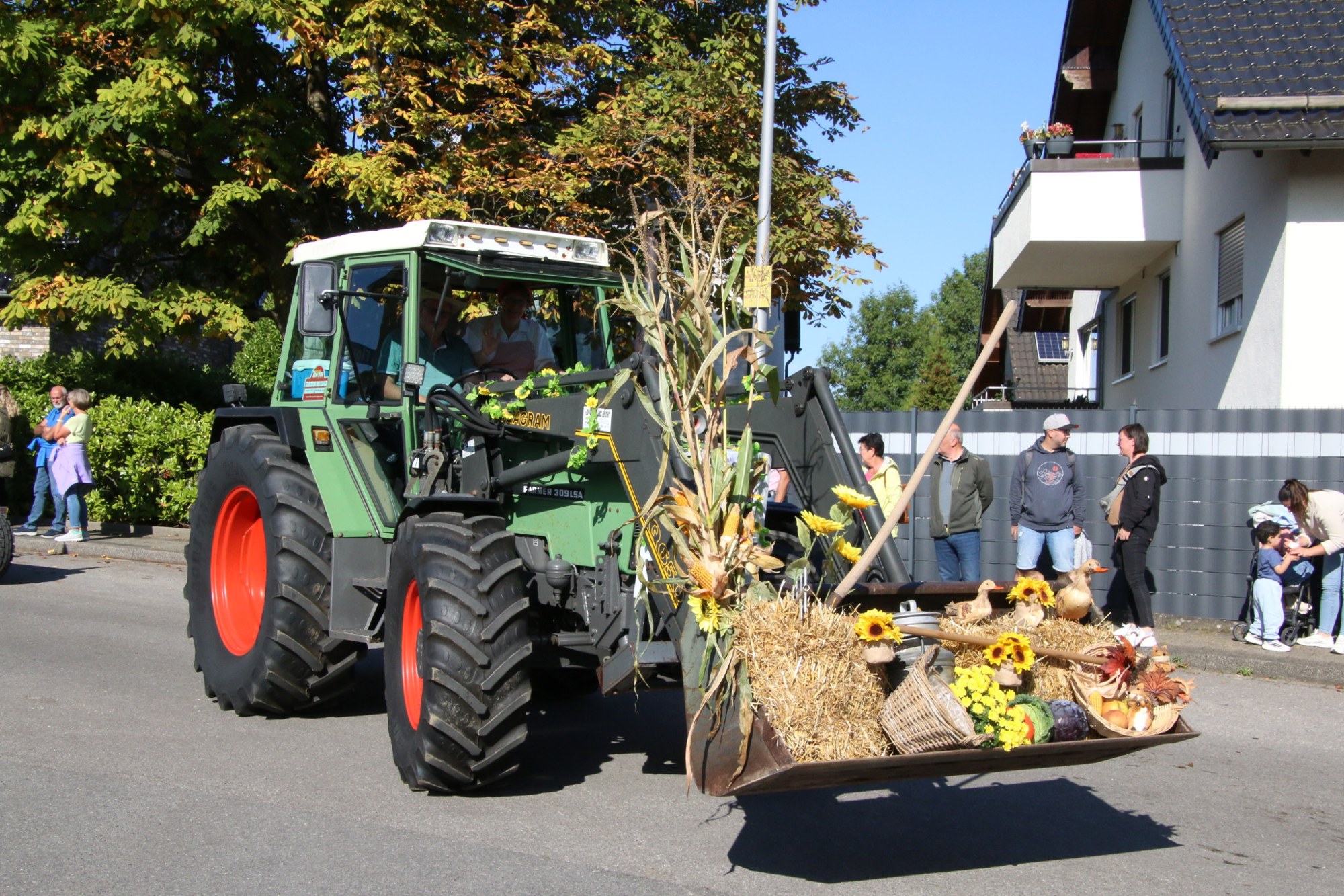 Traktor mit Erntegaben im Frontlader beim Erntedankzug Walheim 2026.
