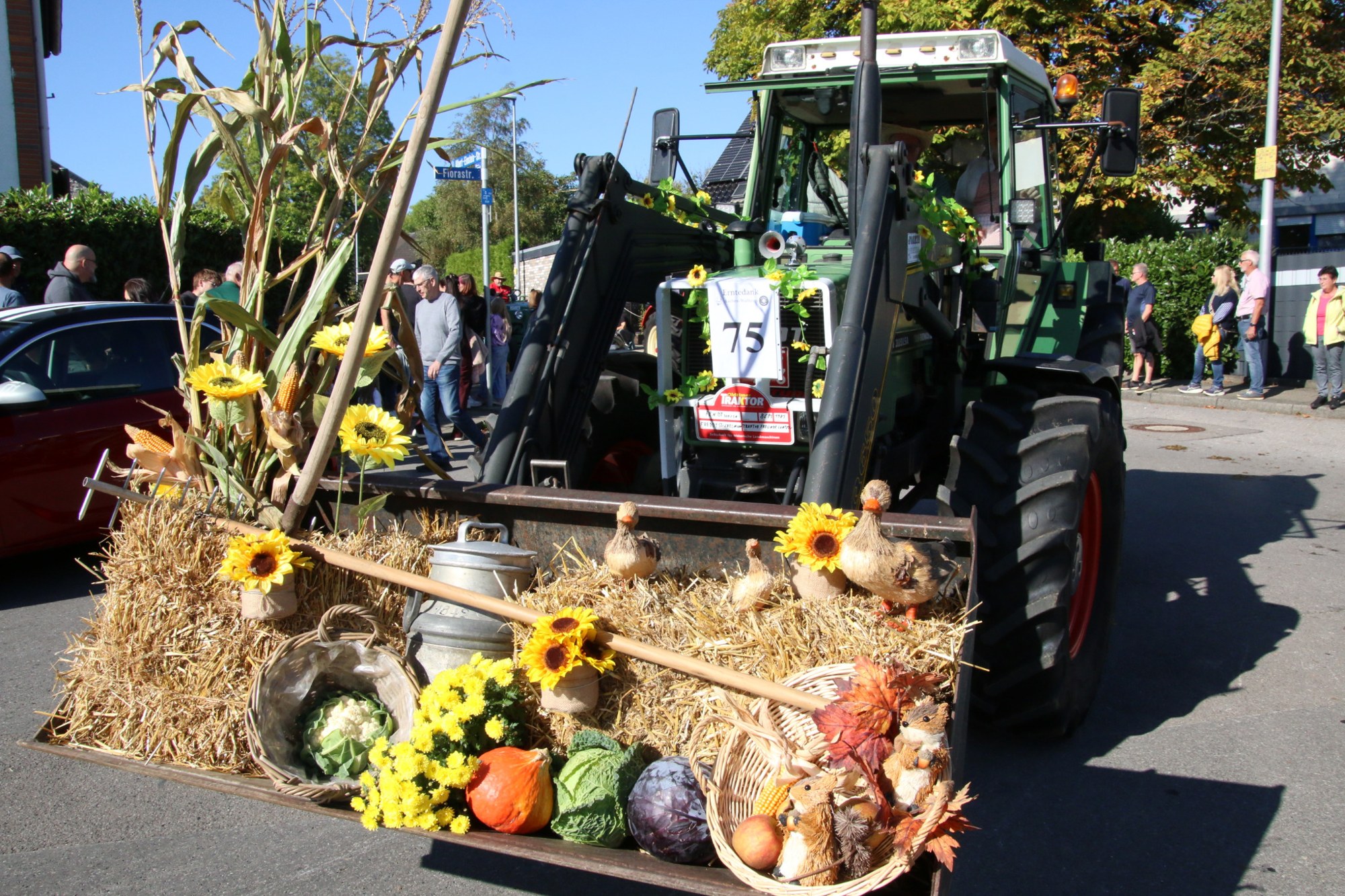 Herbstlich geschmückter Frontlader beim Erntedankzug Walheim 2026.