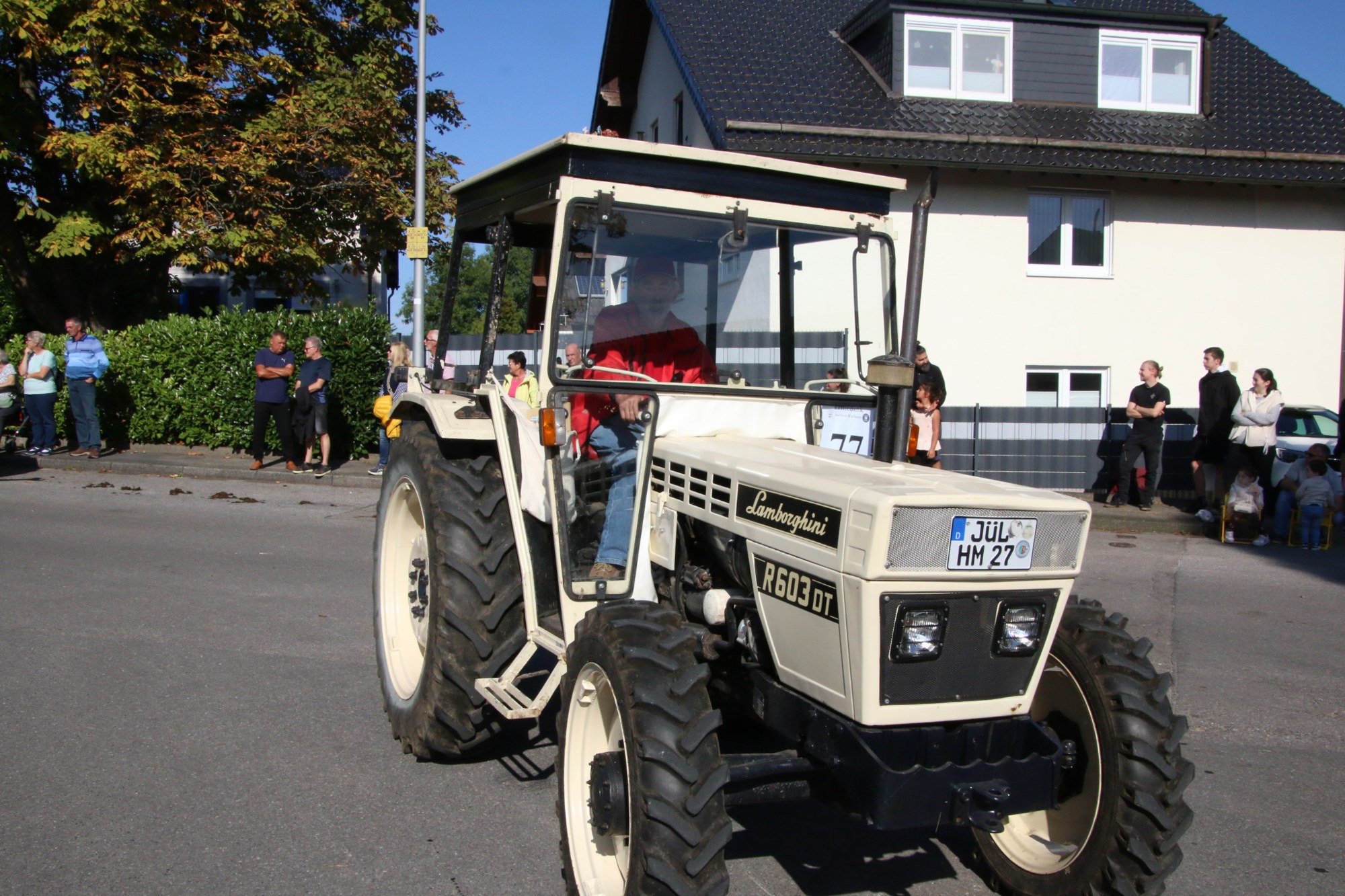 Heller Oldtimertraktor auf der Zugstrecke beim Erntedankzug Walheim 2026.