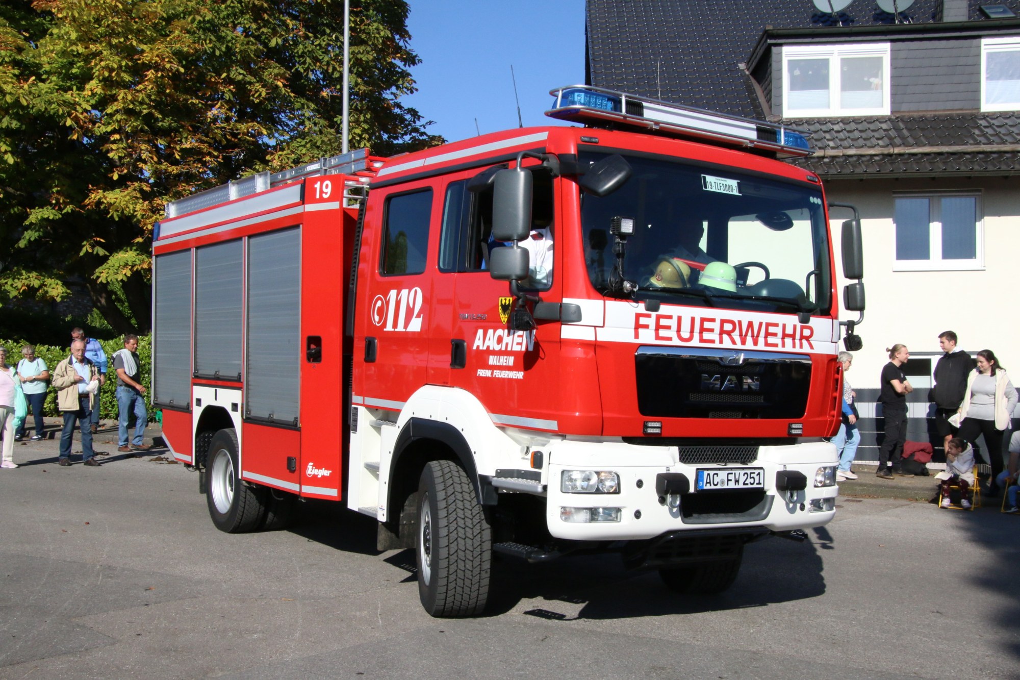 Rotes Feuerwehrfahrzeug beim Umzug beim Erntedankzug Walheim 2026.